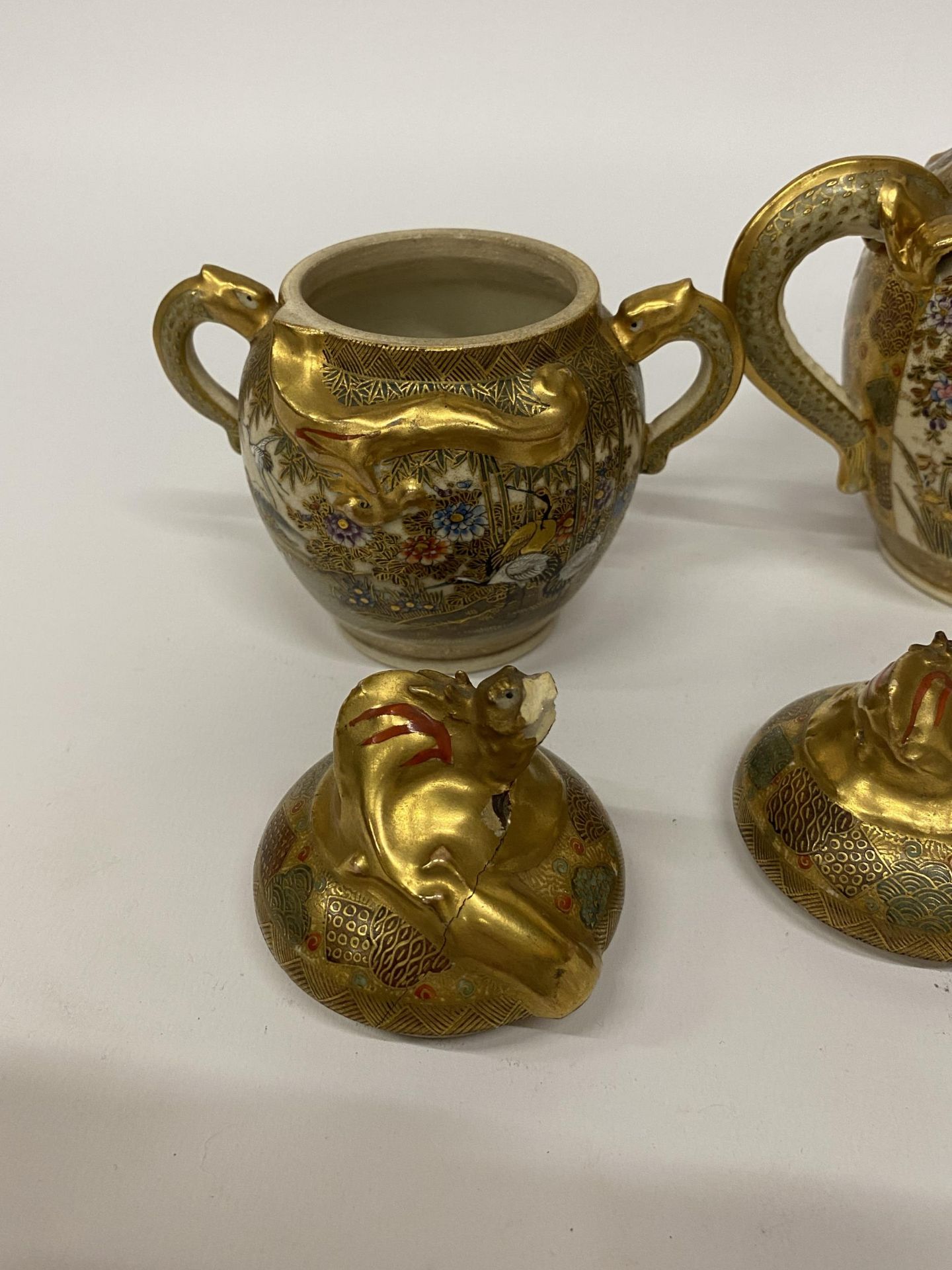 A C.1920 JAPANESE SATSUMA HAND PAINTED DRAGON DESIGN TEAPOT TOGETHER WITH MATCHING SUGAR BOWL (SUGAR - Image 4 of 5