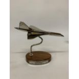 A CHROME MODEL OF CONCORDE ON A WOODEN BASE HEIGHT 19CM