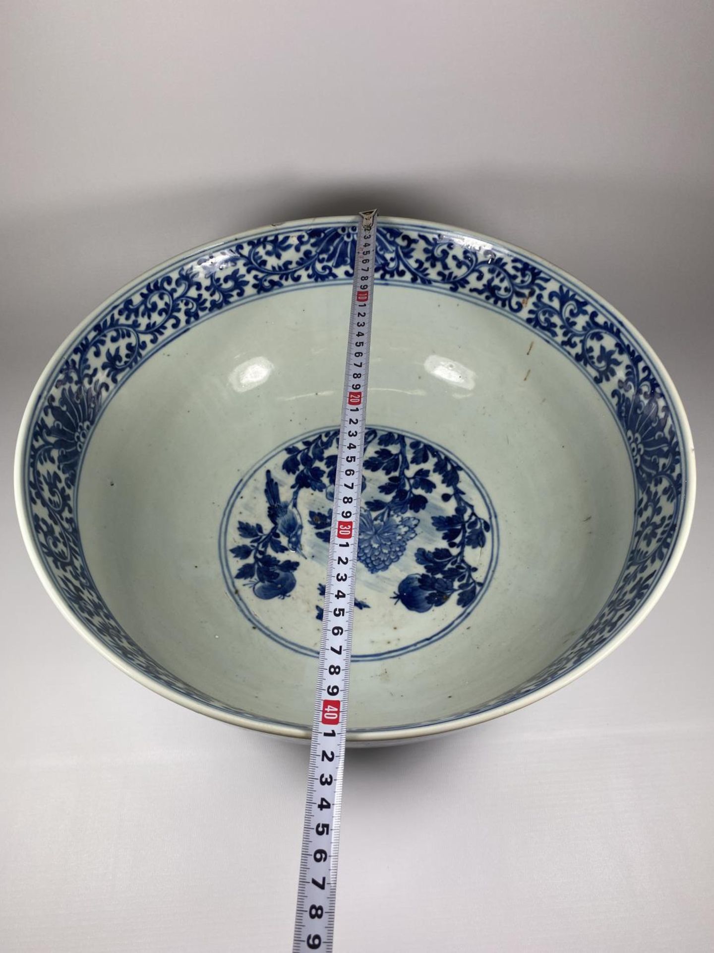 A LARGE AND IMPRESSIVE EARLY 19TH CENTURY CHINESE QING BLUE AND WHITE PORCELAIN PUNCH / FRUIT BOWL - Image 14 of 14