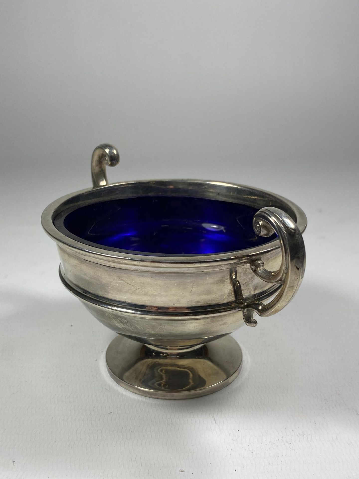 A GEORGE V SILVER TWIN HANDLED PEDESTAL BOWL WITH BLUE GLASS LINER, HALLMARKS FOR BIRMINGHAM, 1913 - Image 2 of 3