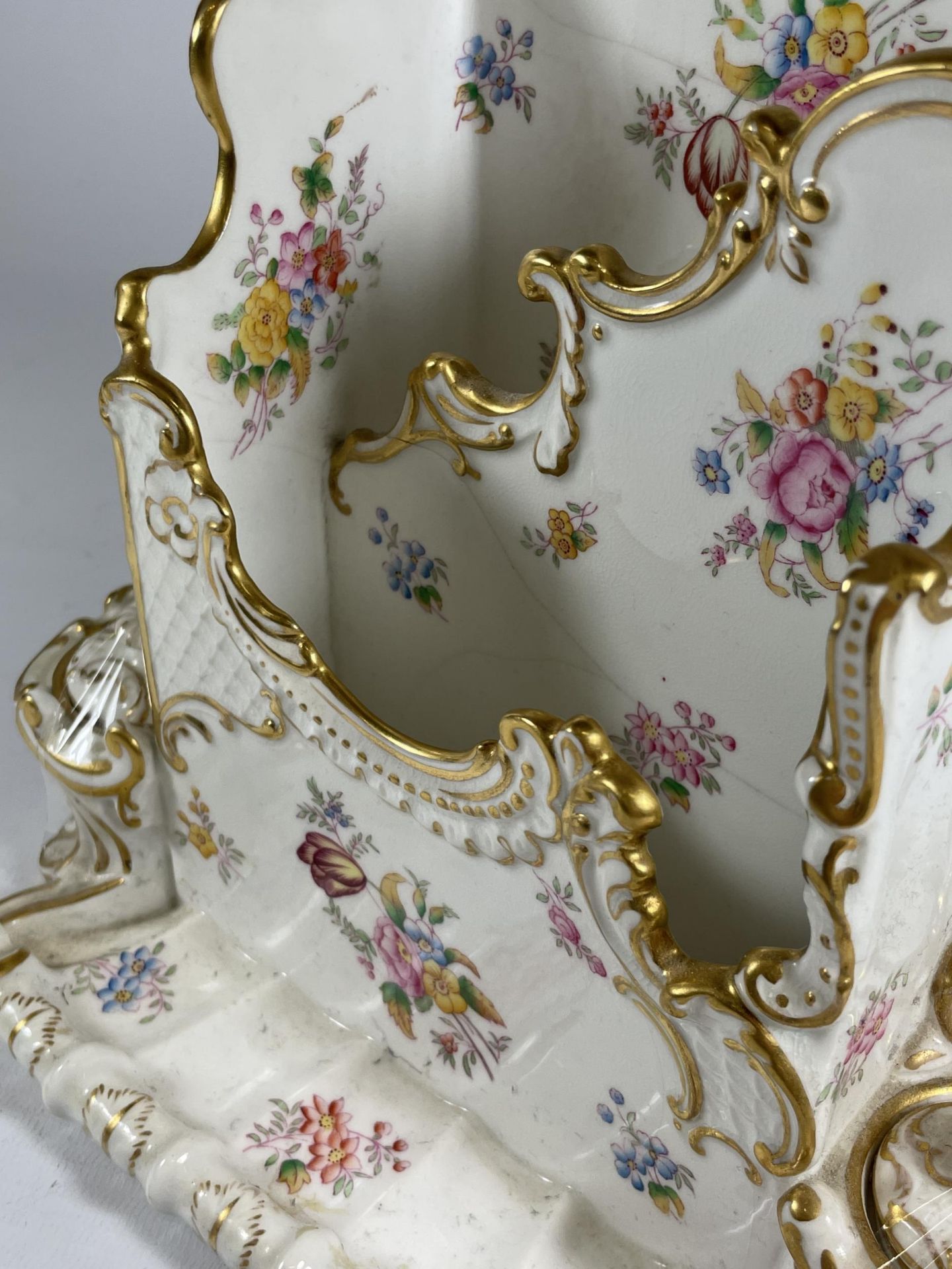 AN EARLY 20TH CENTURY T GOODE & CO COPELAND PORCELAIN DRESSING TABLE STAND / TIDY, (A/F), HEIGHT - Image 3 of 5