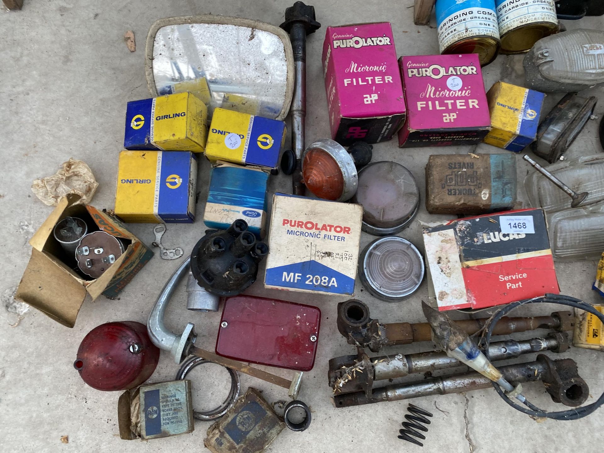 A LARGE ASSORTMENT OF VINTAGE AUTOMOBILE SPARES TO INCLUDE FILTERS, MIRRORS, LIGHTS AND REFLECTORS - Image 3 of 3