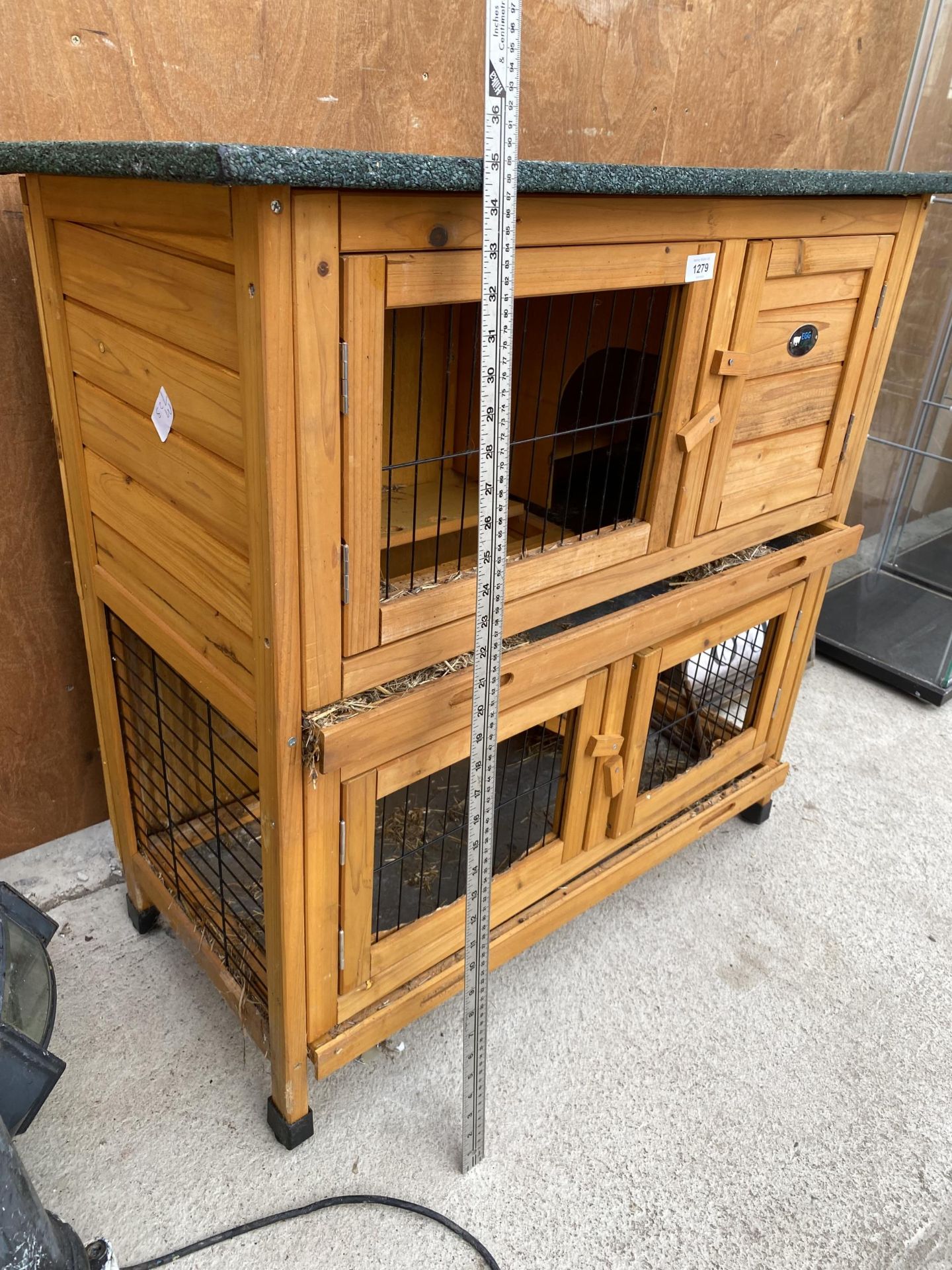 A WOODEN TWO TIER RABBIT HUTCH - Image 6 of 6