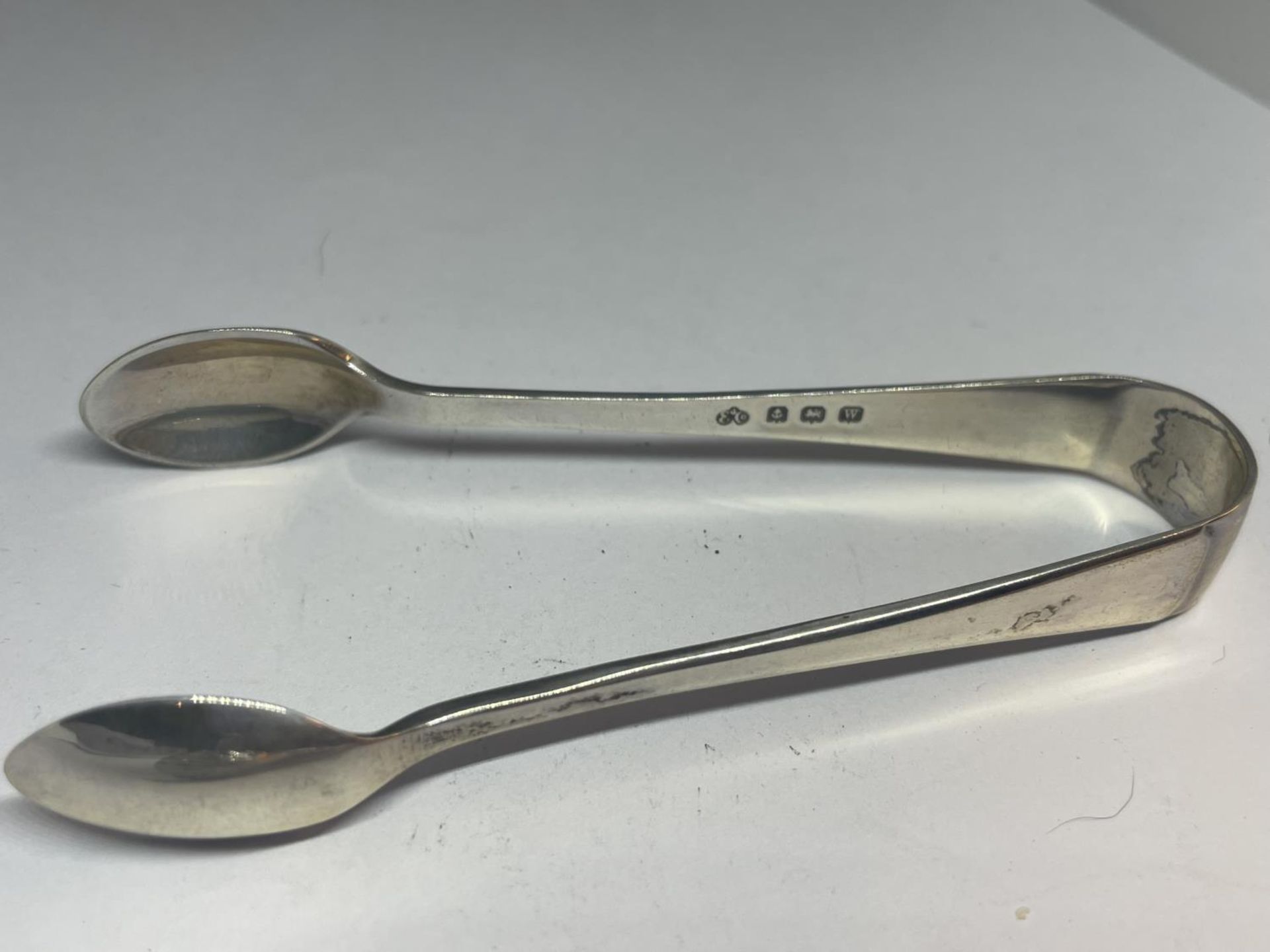 TWO SETS OF SUGAR TONGS TO INCLUDE A HALLMARKED SHEFFIELD SILVER 1900 AND A HALLMARKED BIRMINGHAM - Image 3 of 3