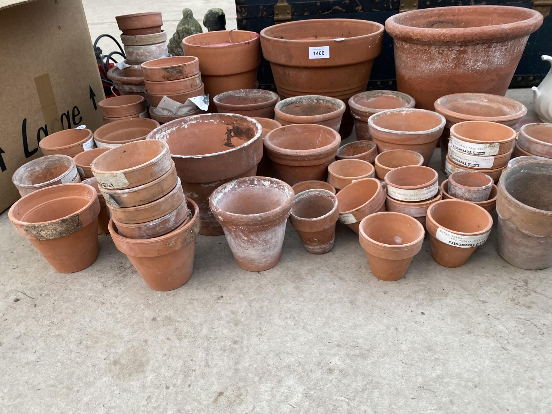 A LARGE ASSORTMENT OF TERRACOTTA PLANT POTS OF VARIOUS SIZES - Image 2 of 5