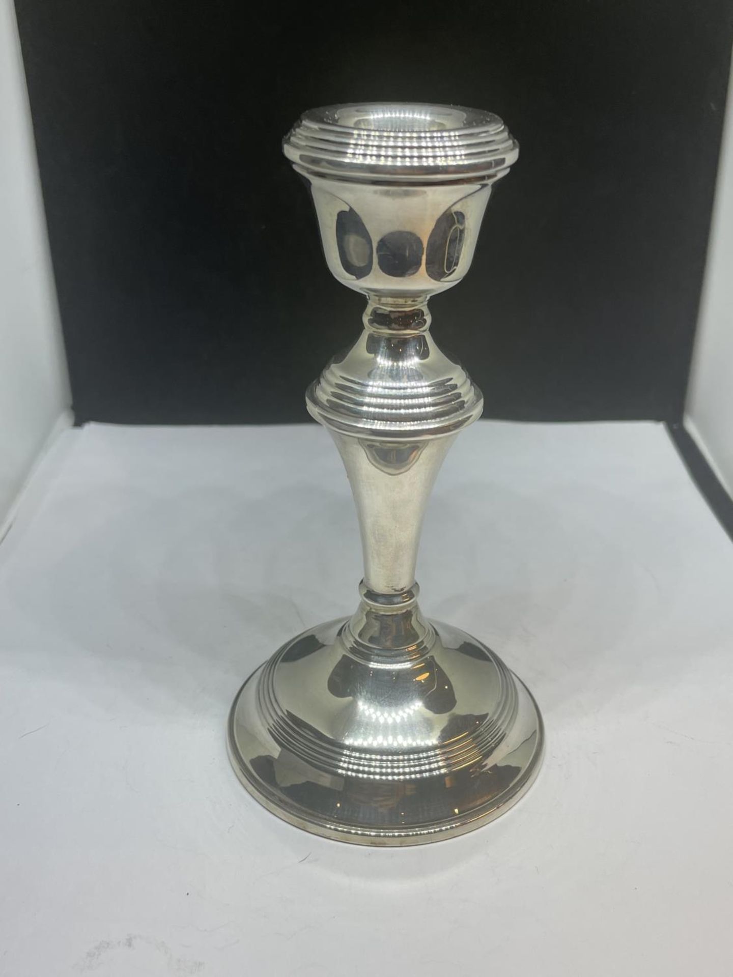 A HALLMARKED BIRMINGHAM SILVER CANDLESTICK GROSS WEIGHT 207.7 GRAMS WITH WEIGHTED BASE - Image 2 of 4