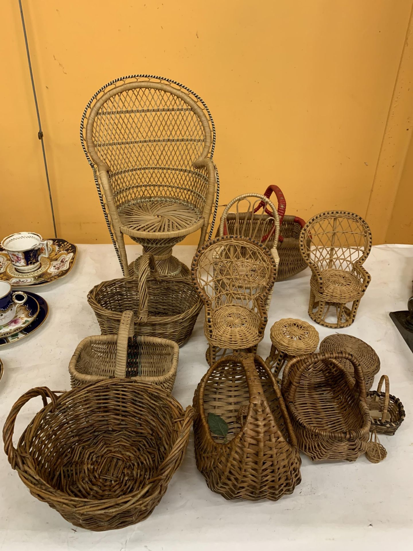 A QUANTITY OF VINTAGE BASKET TO INCLUDE SMALL DOLLS/TEDDY CHAIRS