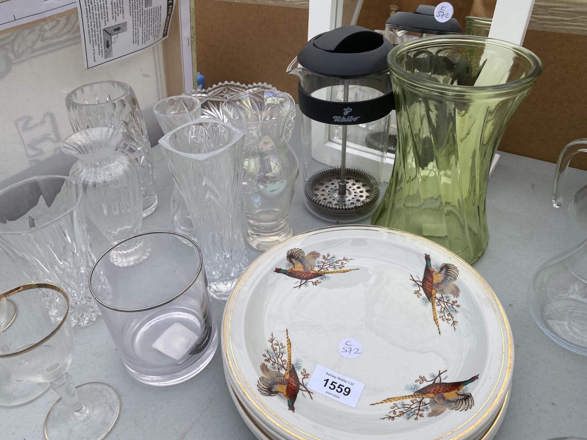 AN ASSORTMENT OF CERAMICS AND GLASS WARE TO INCLUDE PLATES AND VASES ETC - Image 4 of 5