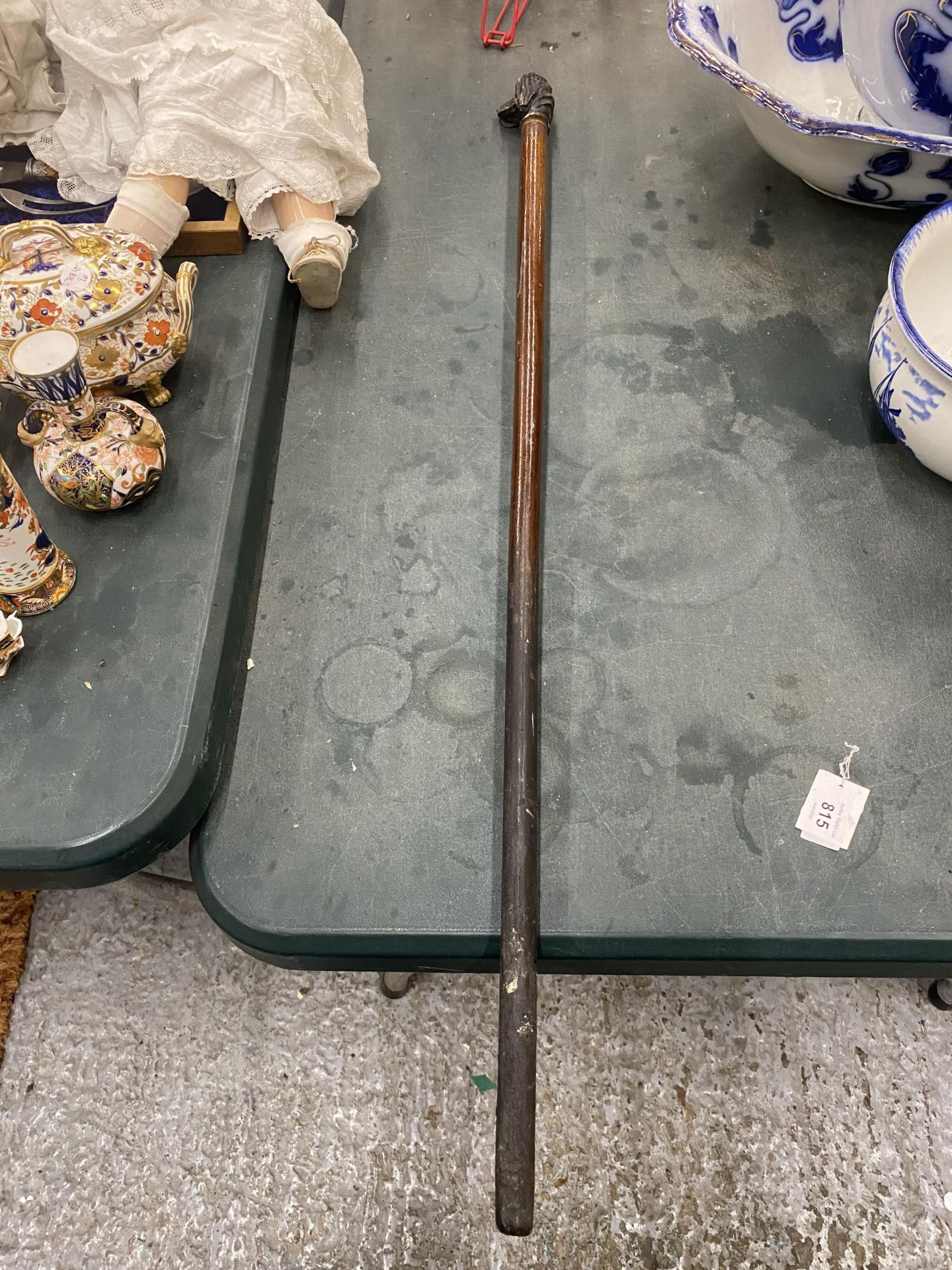 A VINTAGE WALKING CANE WITH A BRASS SPANIEL FINIAL