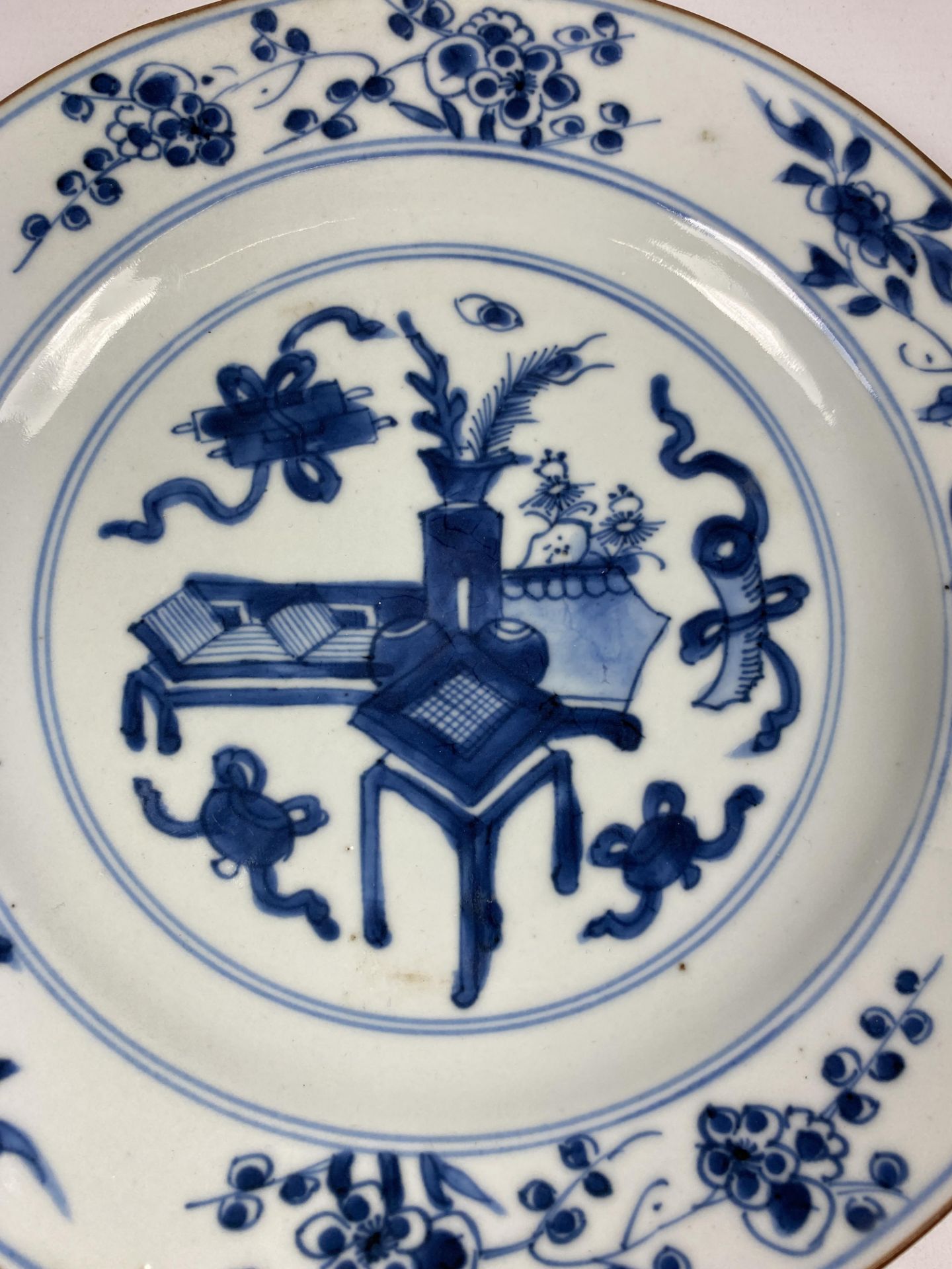 AN EARLY 18TH CENTURY, KANGXI PERIOD (1661-1722) CHINESE QING BLUE & WHITE PORCELAIN PLATE WITH - Bild 2 aus 3