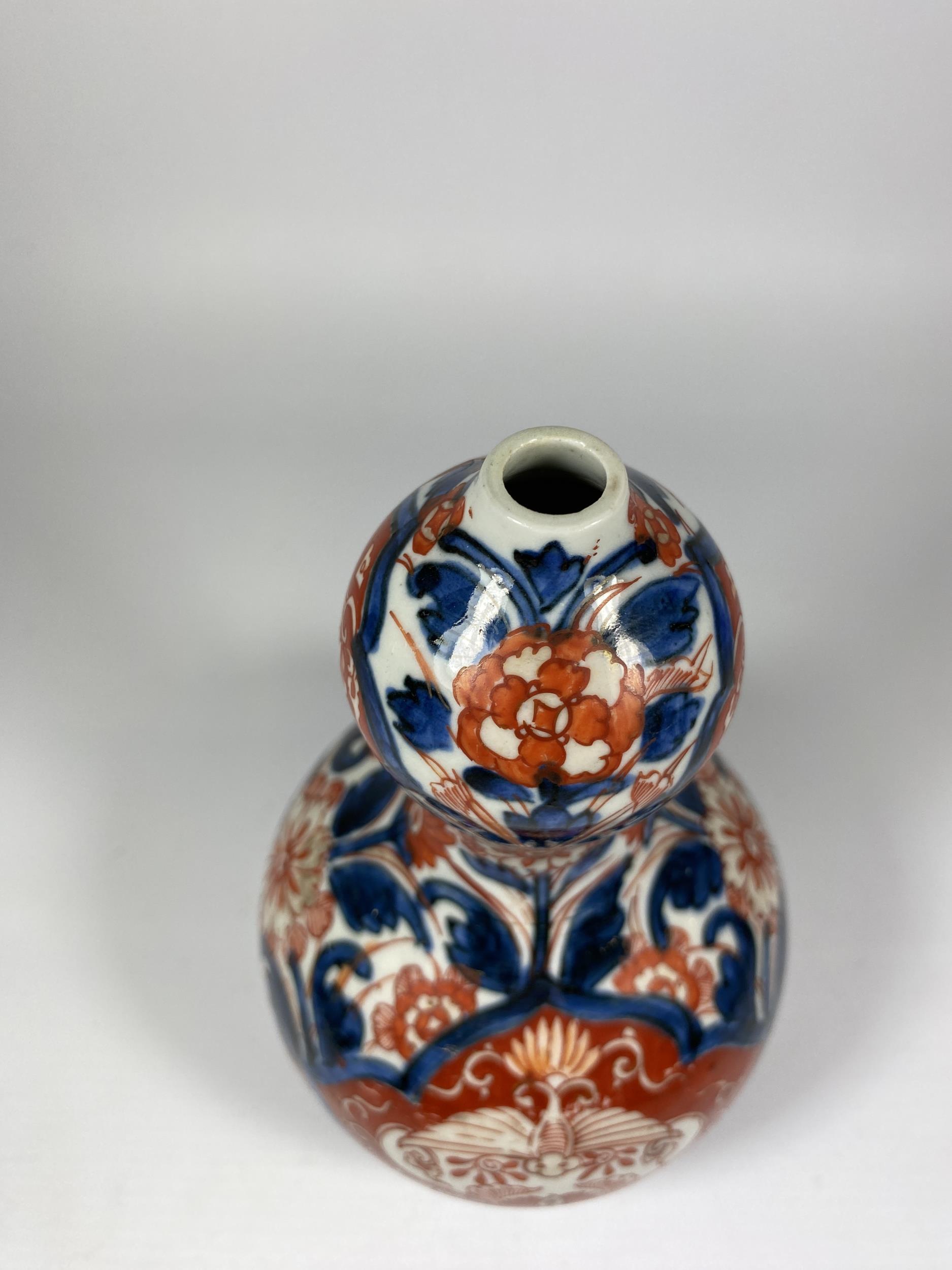 A JAPANESE IMARI MEIJI PERIOD (1868-1912) DOUBLE GOURD FORM BOTTLE VASE, HEIGHT 20CM - Image 2 of 5
