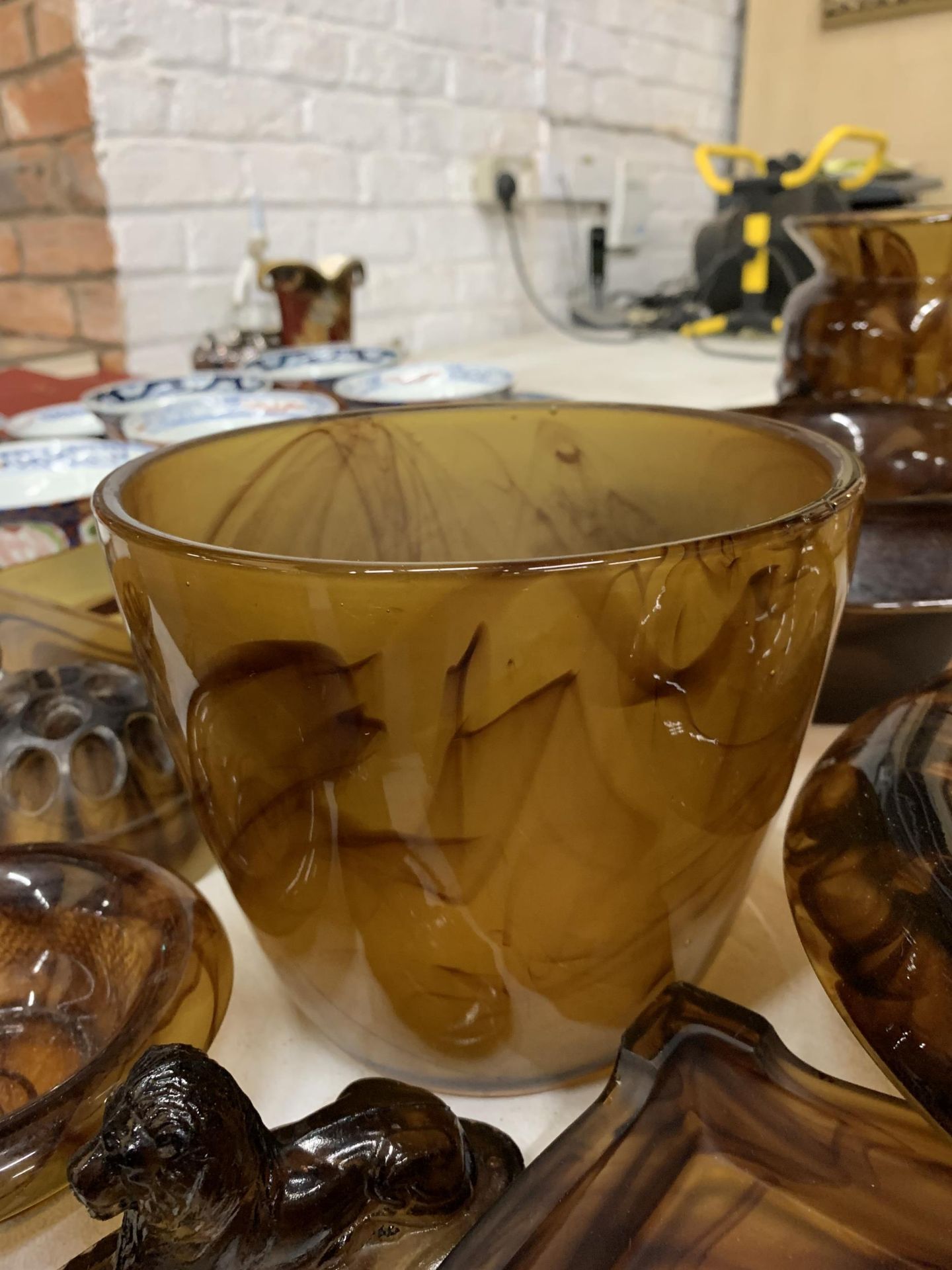 LARGE SELECTIOIN OF AMBER CLOUD GLASSWEAR TO INCLUDE FROGS, VASES, TRAYS AND MORE - Image 5 of 5