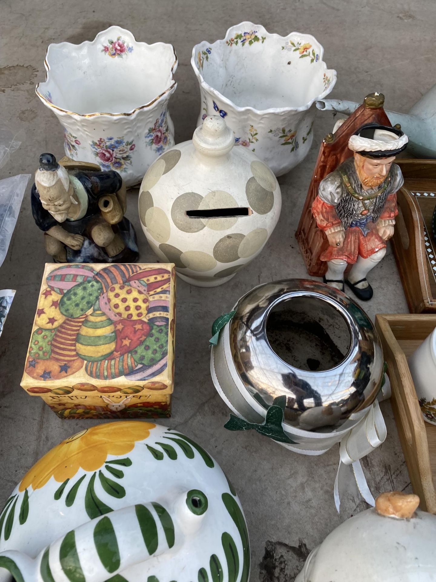AN ASSORTMENT OF ITEMS TO INCLUDE MONEY BOXES, WOODEN TRAYS AND PLANTERS ETC - Image 4 of 5