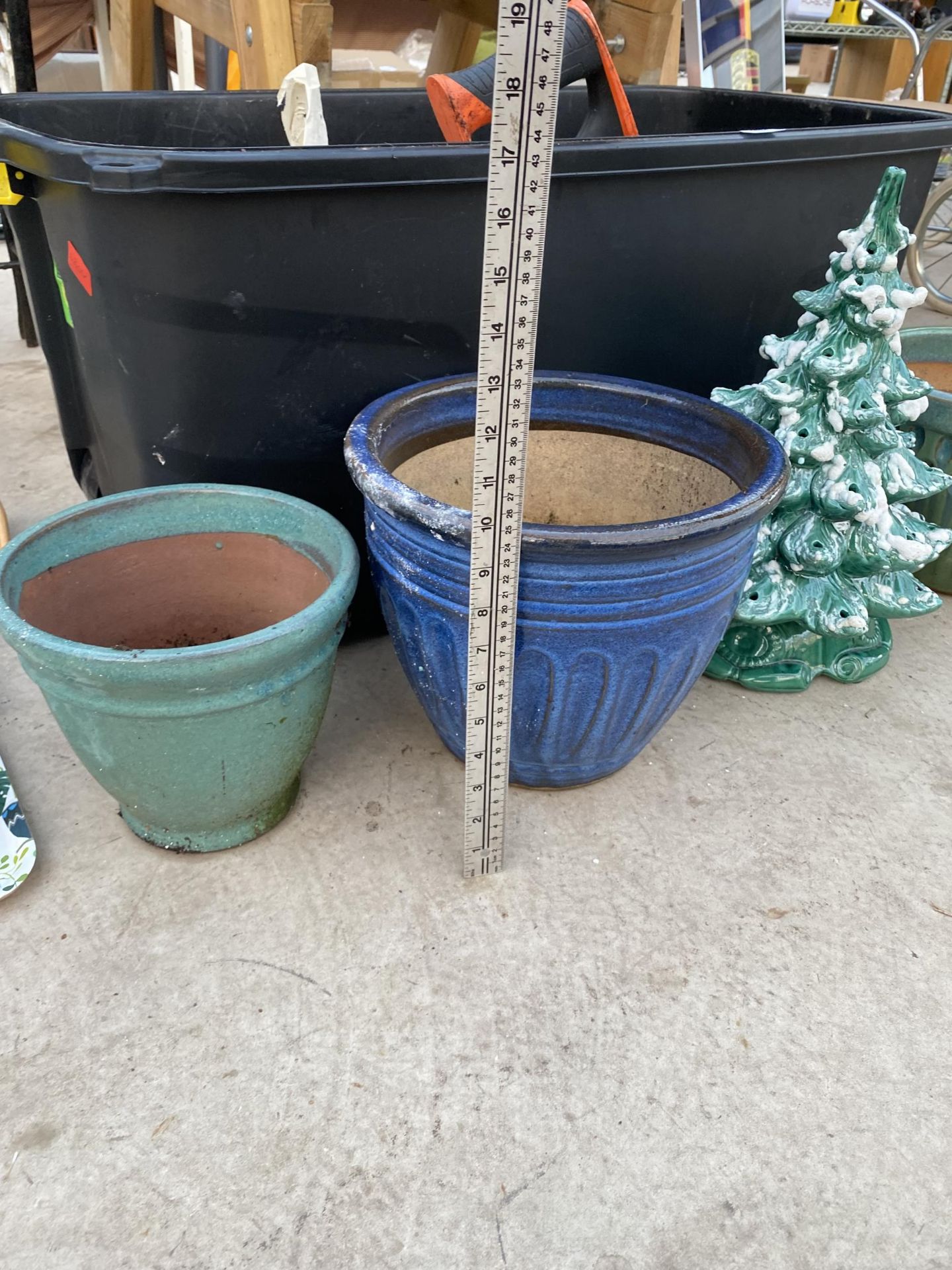 AN ASSORTMENT OF CERAMIC GARDEN POTS AND PLANTERS - Image 4 of 5