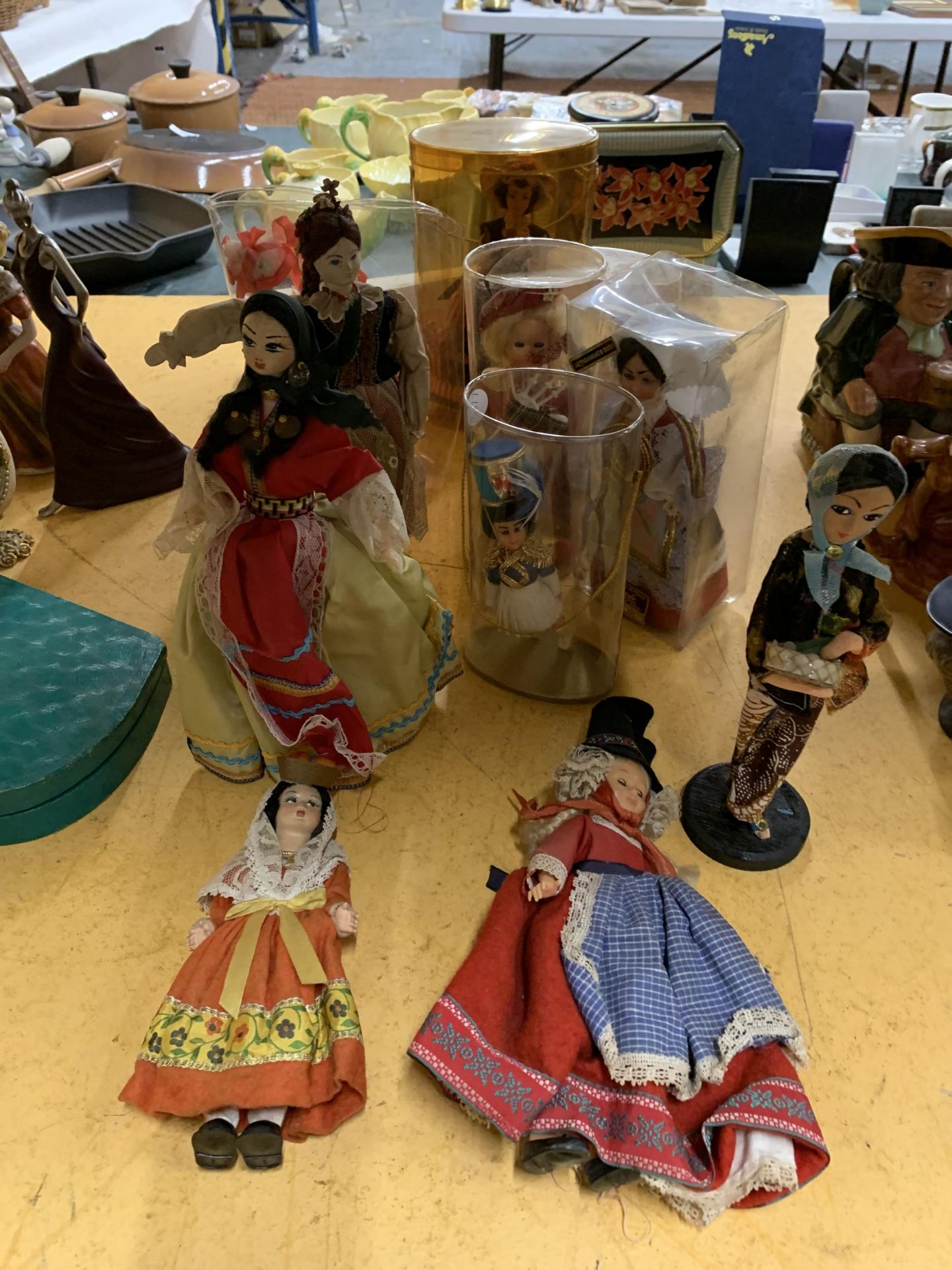 A COLLECTION OF VINTAGE DOLLS IN NATIONAL COSTUME