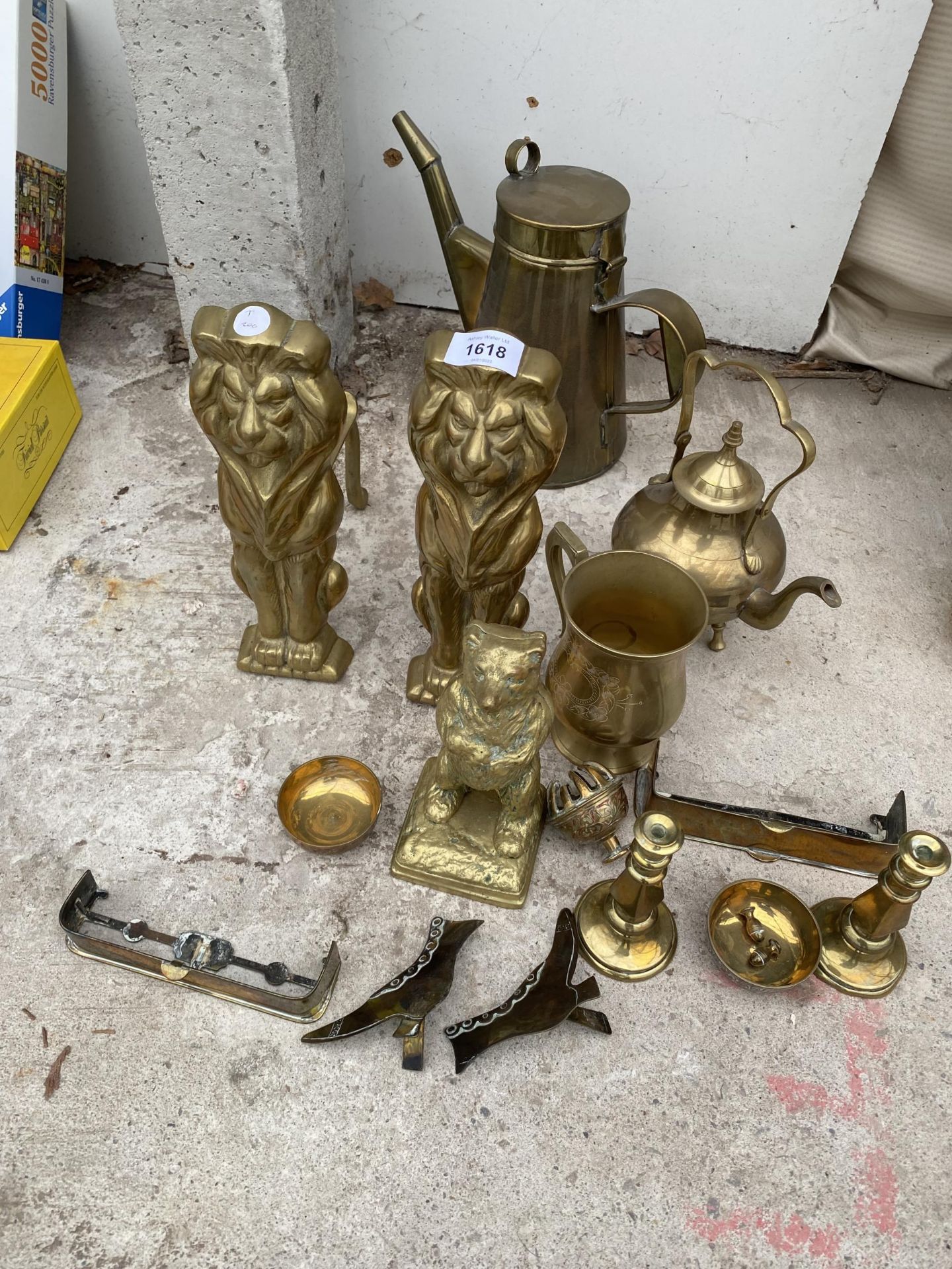 AN ASSORTMENT OF BRASS WARE TO INCLUDE FIRE DOGS, CANDLESTICKS AND A JUG ETC