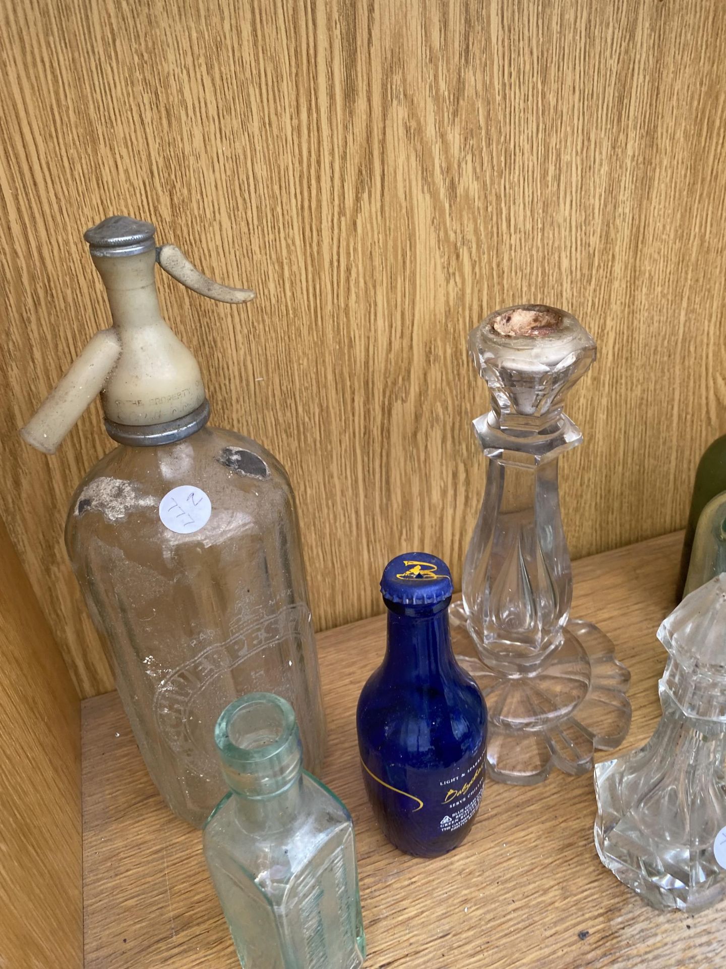 AN ASSORTMENT OF GLASS WARE TO INCLLUDE NAMED BOTTLES AND A DECANTOR - Image 2 of 2