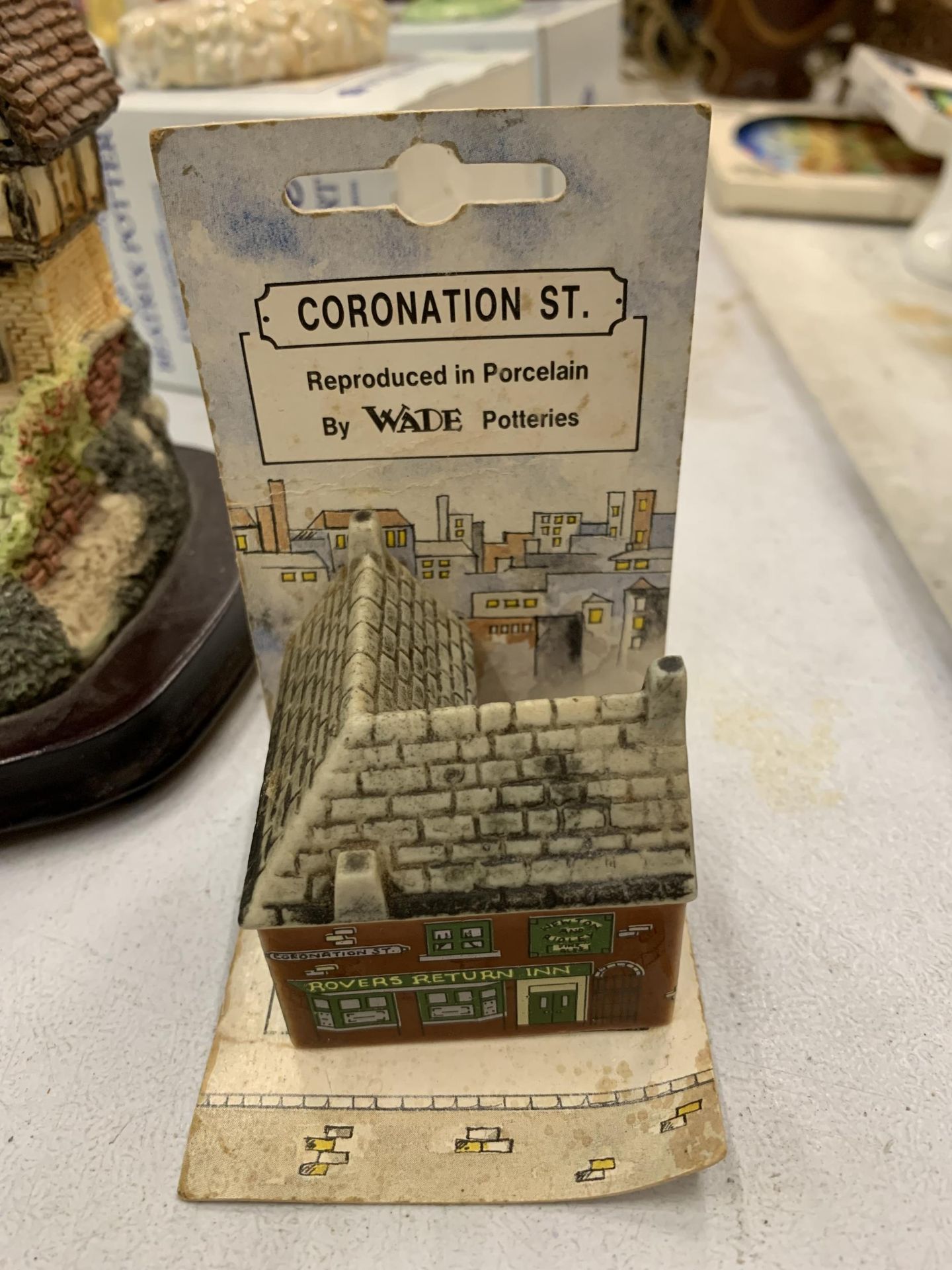 A QUANTITY OF COLLECTABLE COTTAGES TO INCLUDE LILLIPUT LANE AND WADE CORONATION STREET - Image 3 of 4