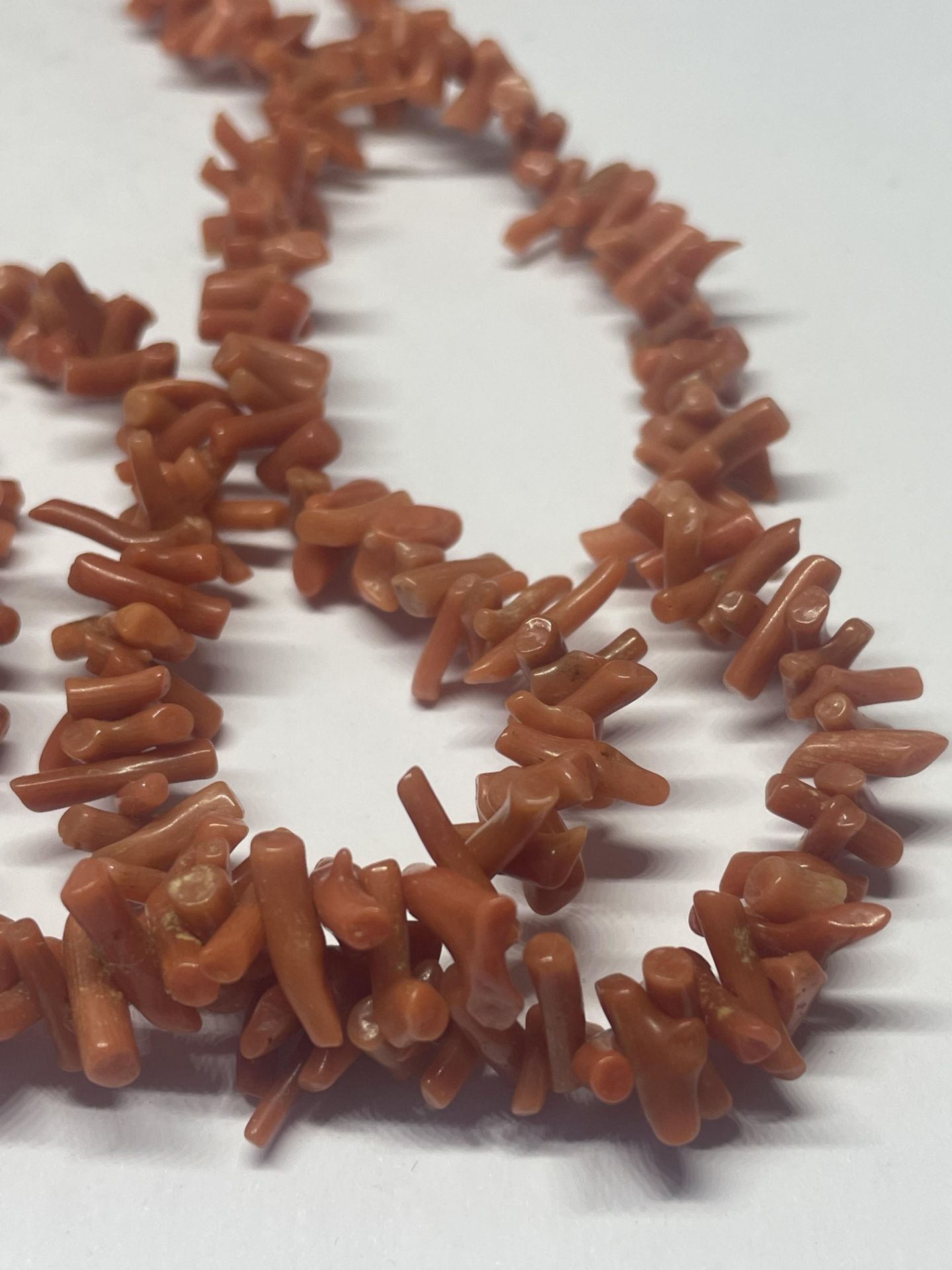 A DOUBLE STRAND CORAL NECKLACE - Image 2 of 2