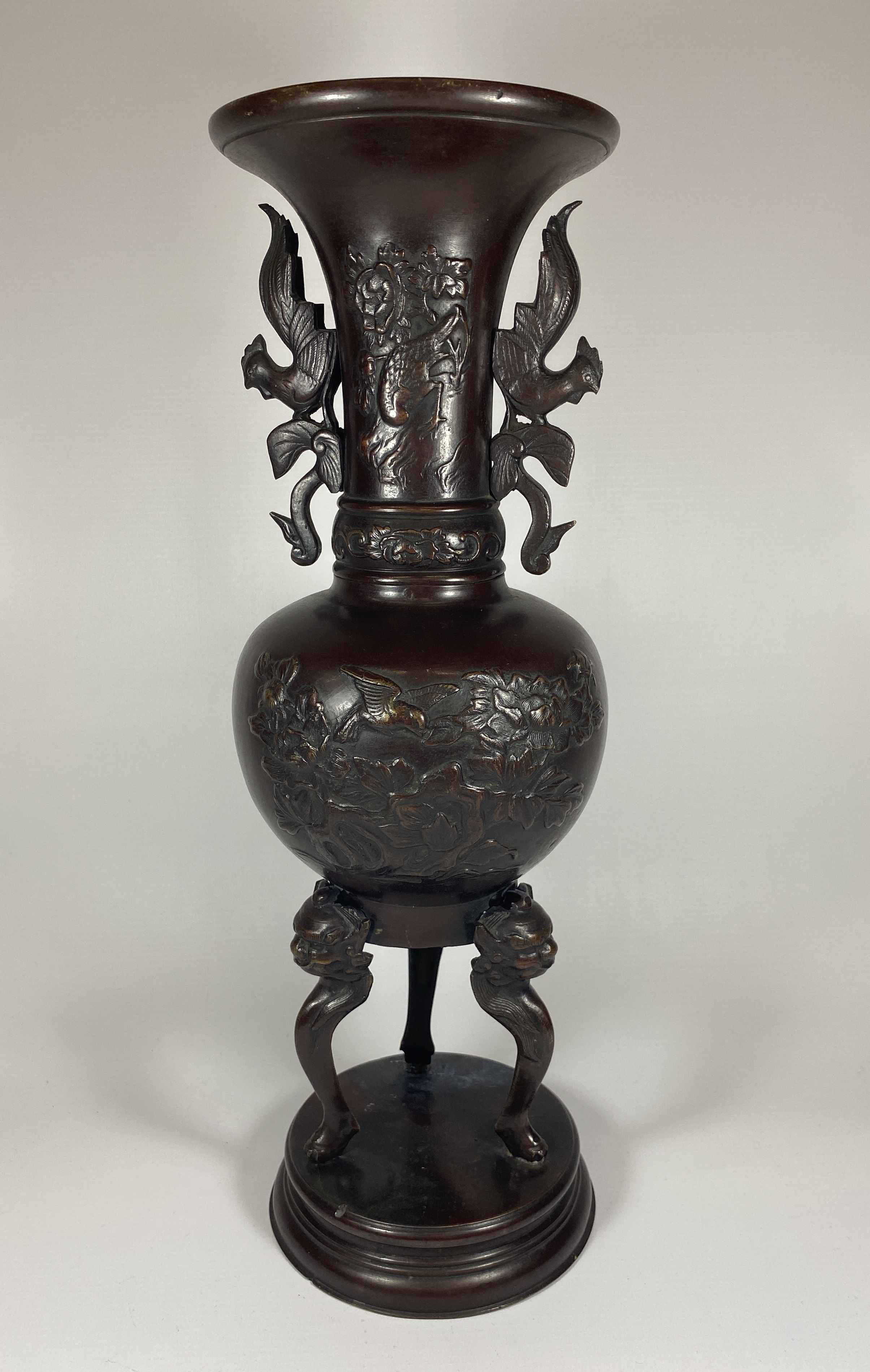 A PAIR OF LARGE JAPANESE MEIJI PERIOD (1868-1912) BRONZE VASE WITH TRIPOD LEGS ON BASE, HEIGHT 43CM - Image 2 of 6