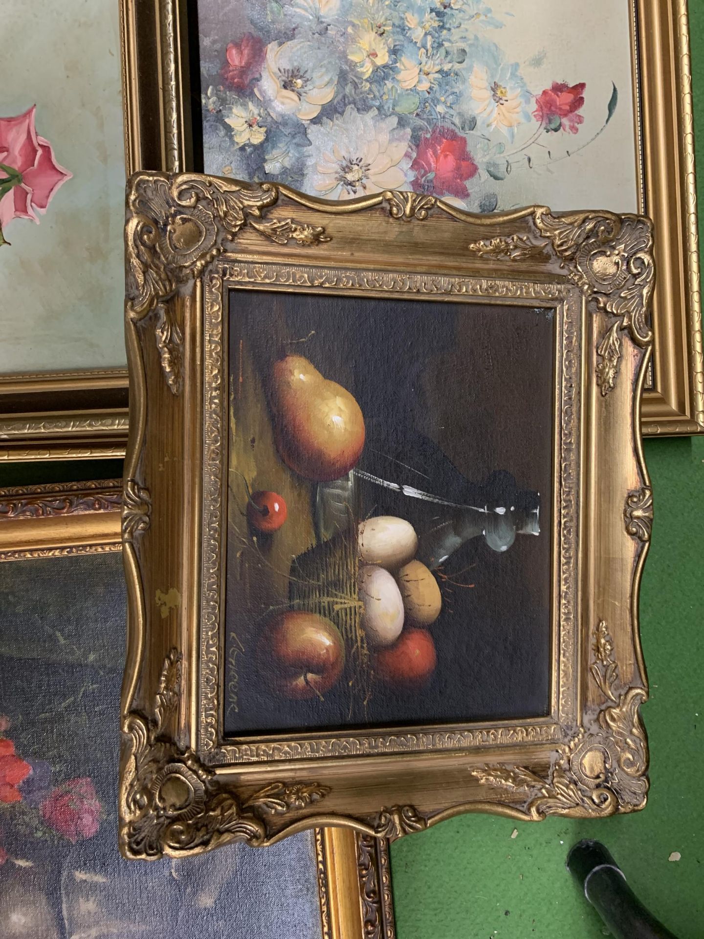 FOUR STILL LIFE OIL ON BOARD PAINTINGS OF FLOWERS PLUS A PRINT IN GILT FRAMES - Image 3 of 6