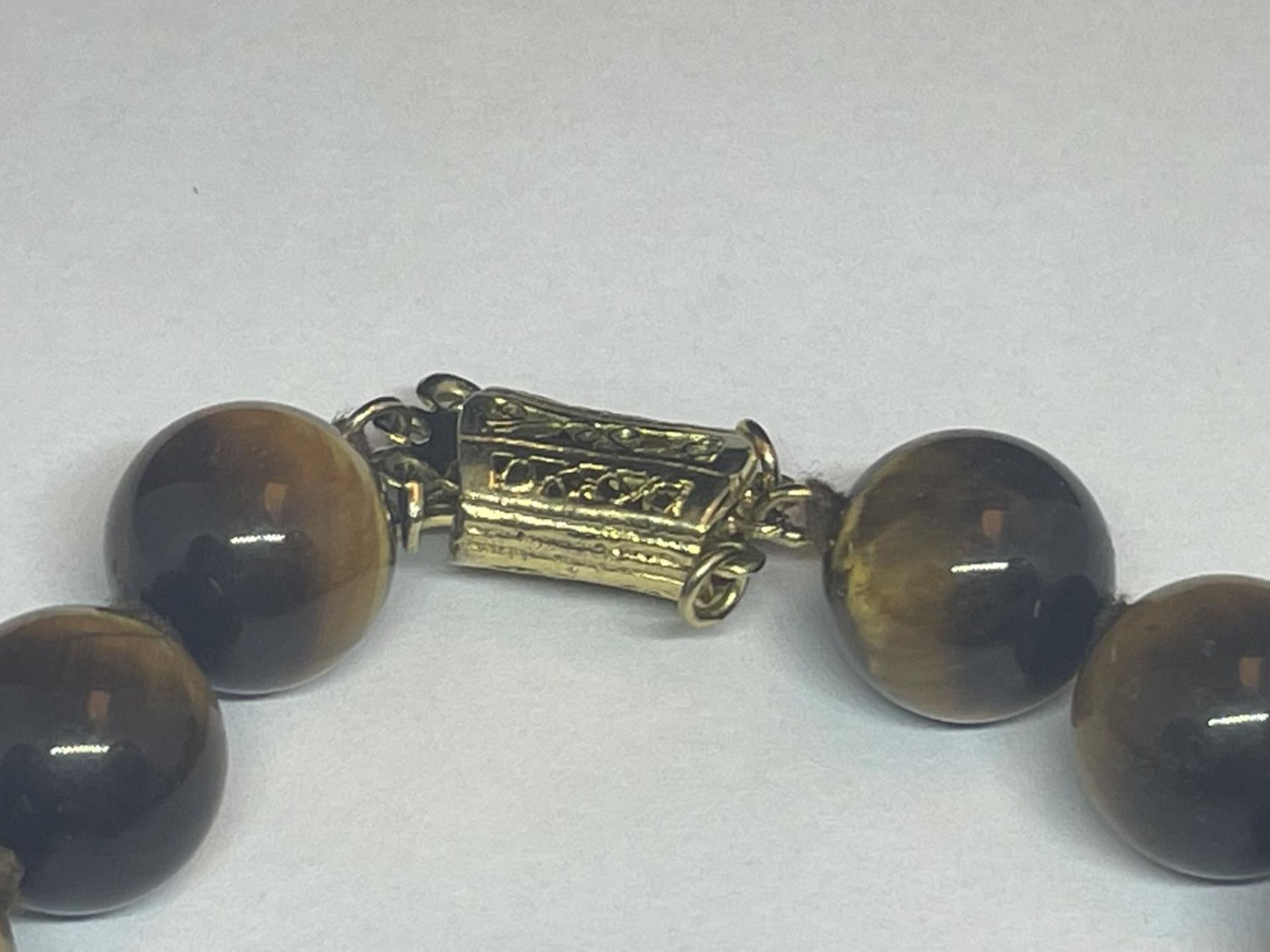 A TIGERS EYE NECKLACE AND A PAIR OF EARRINGS - Image 4 of 4