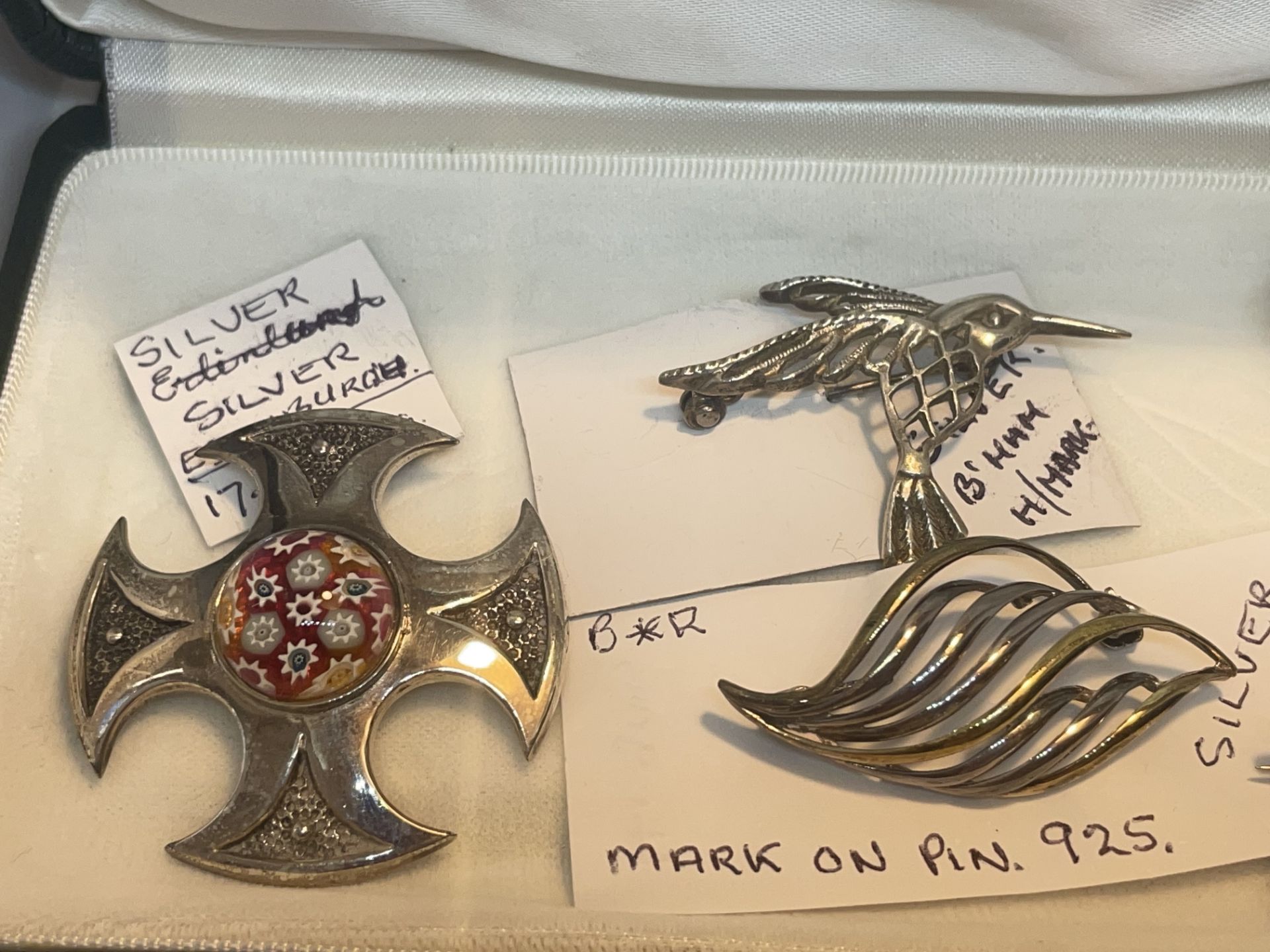 SEVEN VARIOUS SILVER BROOCHES SOME WITH ENAMEL TO INCLUDE CHESTER, BIRMINGHAM AND EDINBURGH HALLMARK - Image 4 of 4