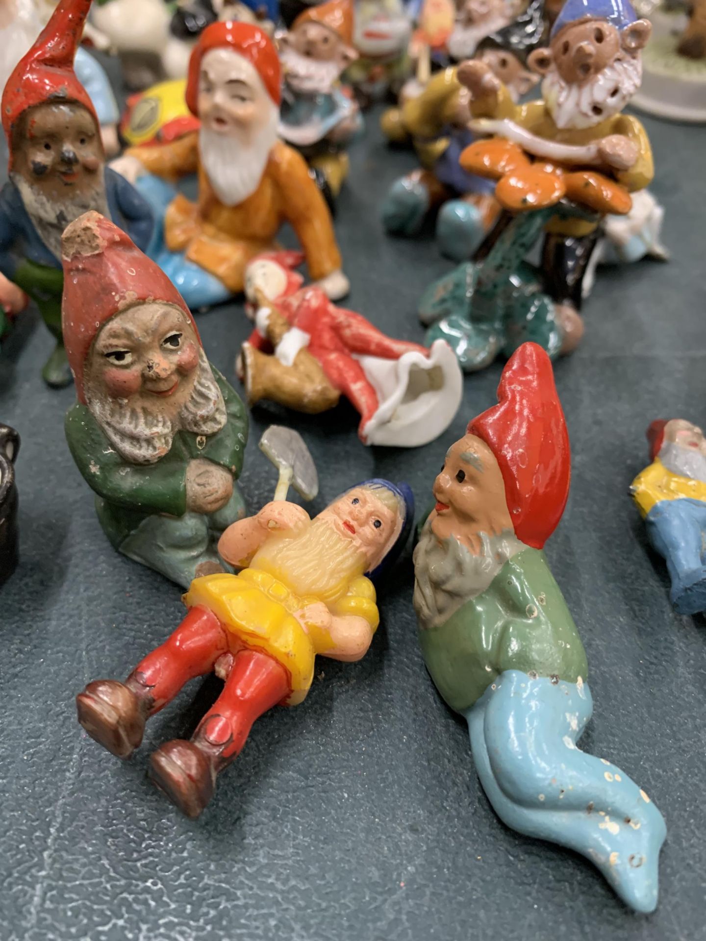 A QUANTITY OF MINIATURE GNOMES TO INCLUDE METAL AND CERAMIC - Image 4 of 4