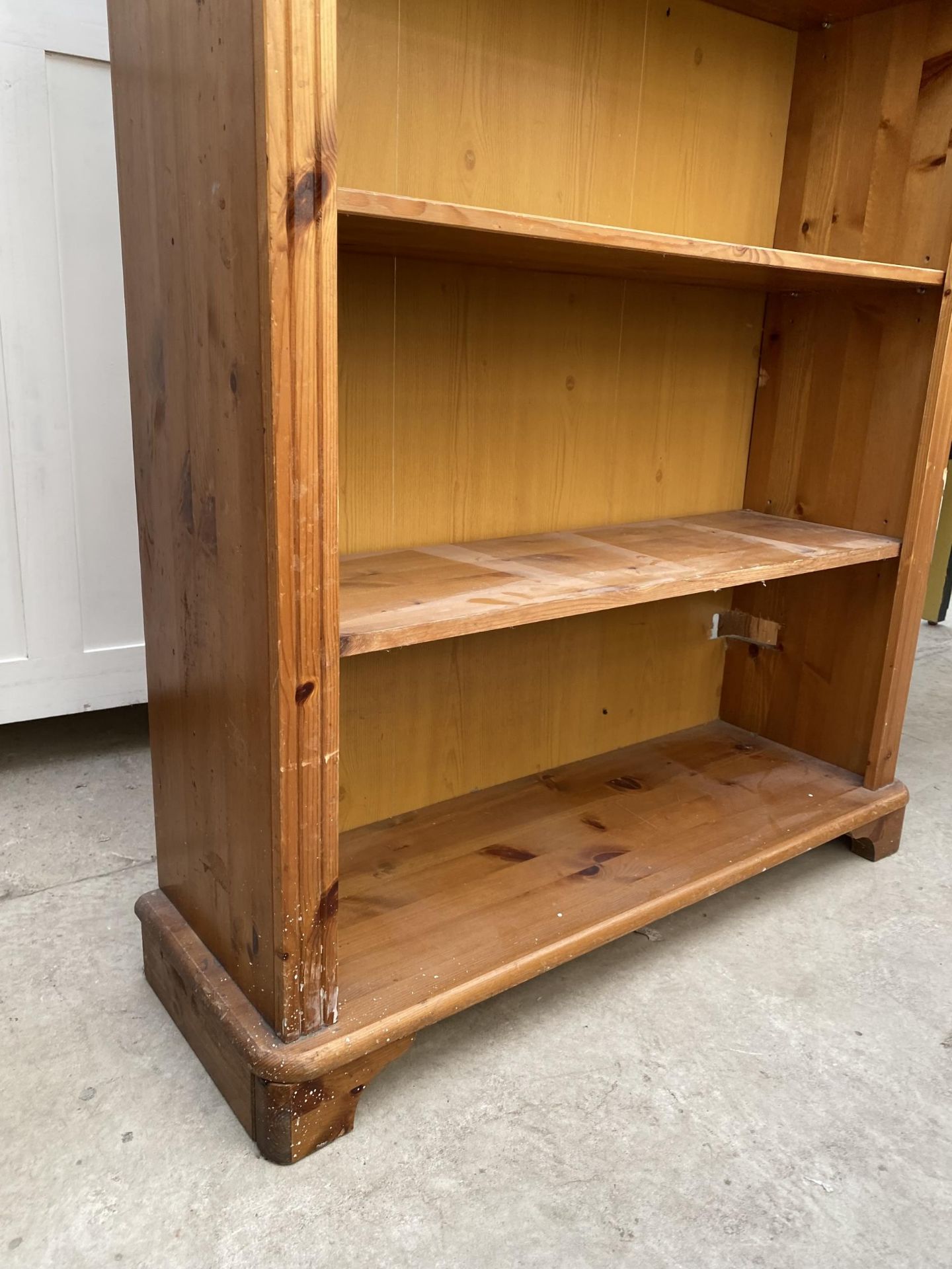 A MODERN PINE FIVE TIER OPEN BOOKCASE, 34" WIDE - Image 3 of 3