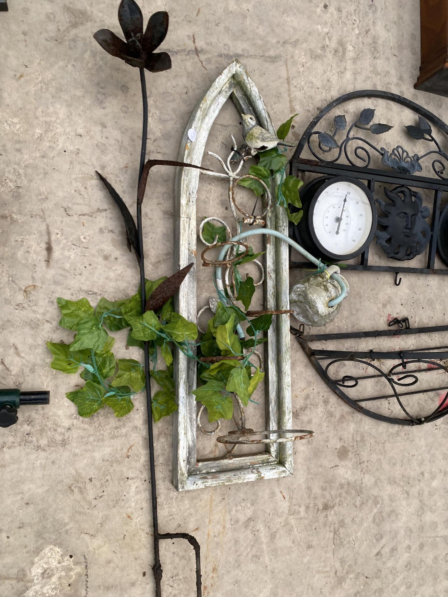 AN ASSORTMENT OF GARDEN ITEMS TO INCLUDE A SMALL HAYRACK, A WALL MOUNTED CLOCK AND THERMOMETER ETC - Image 3 of 3