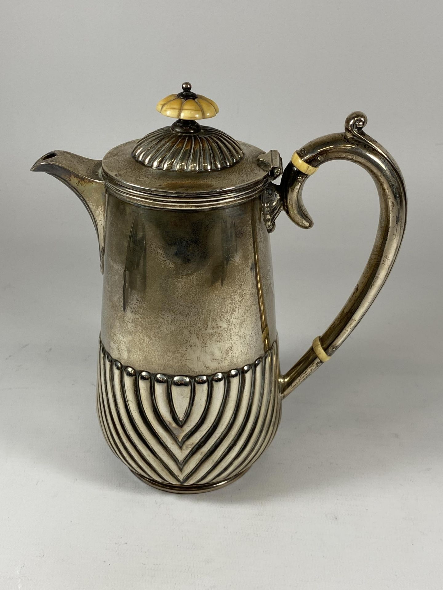 AN EDWARDIAN SILVER FLUTED DESIGN TEAPOT, HALLMARKS FOR SHEFFIELD, 1902, MAKERS JOSEPH ROGERS & - Image 3 of 4