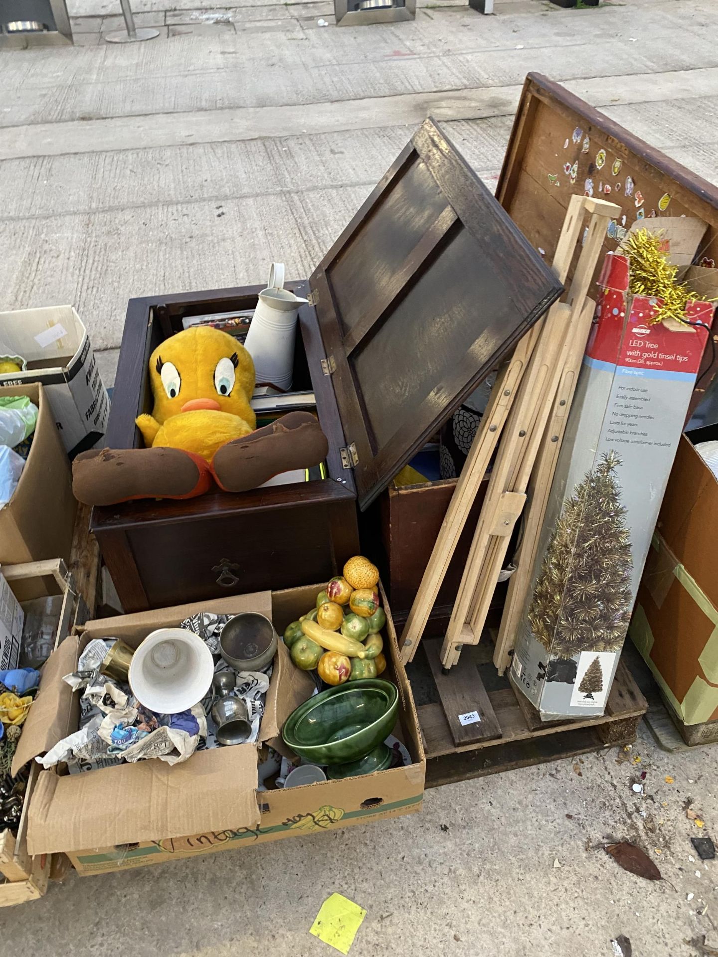 AN ASSORTMENT OF HOUSEHOLD CLEARANCE ITEMS TO INCLUDE TOYS AND CERAMICS ETC