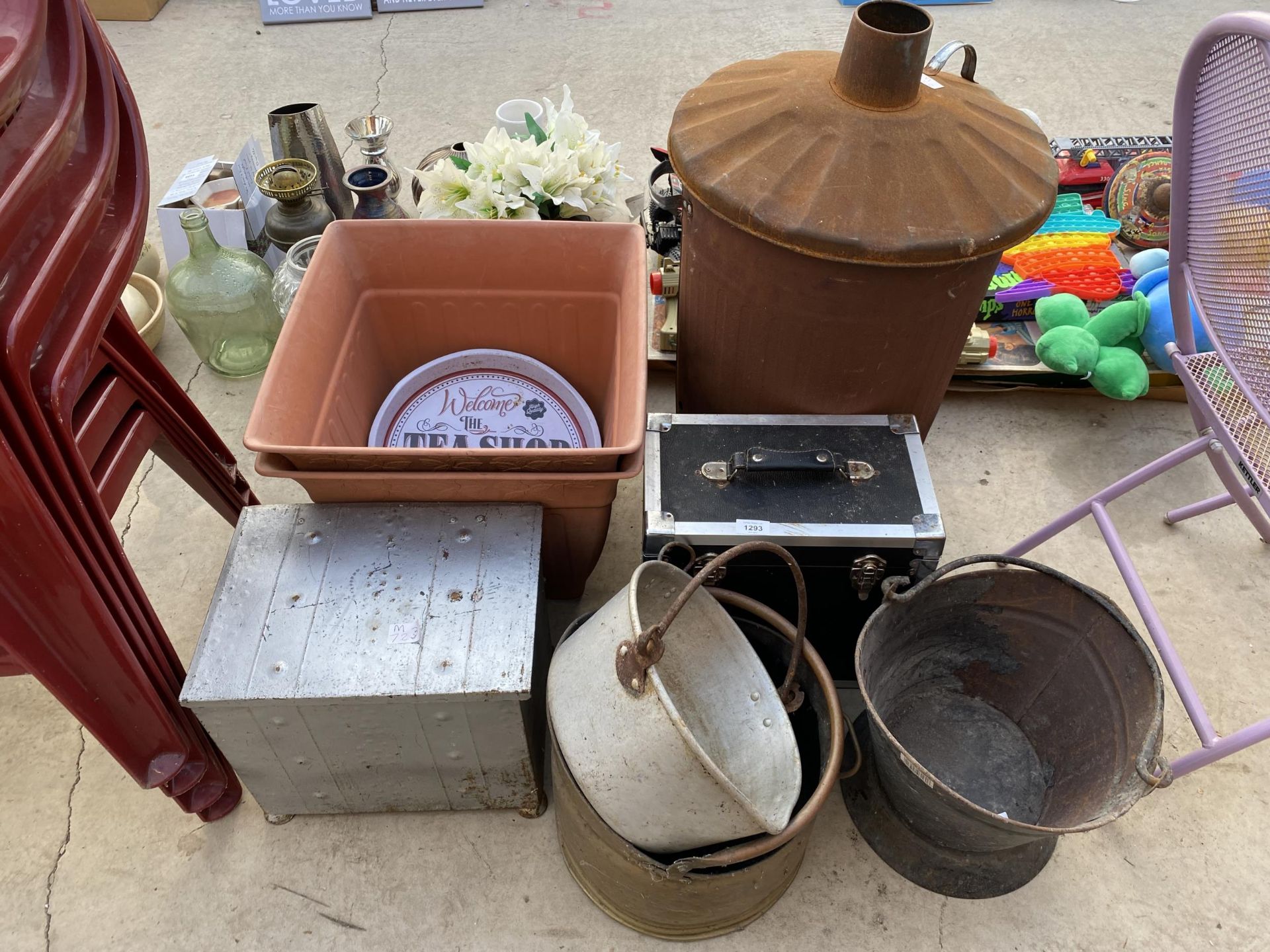 AN ASSORTMENT OF ITEMS TO INCLUDE A COPPER COAL BUCKET, AN ALLOY JAM PAN AND A GARDEN BURNER BIN ETC