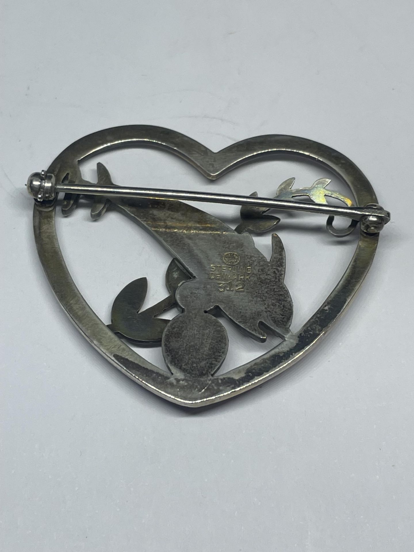 A GEORG JENSON SILVER BROOCH IN A HEART AND DOLPHIN 312 IN A PRESENTATION BOX - Image 2 of 4