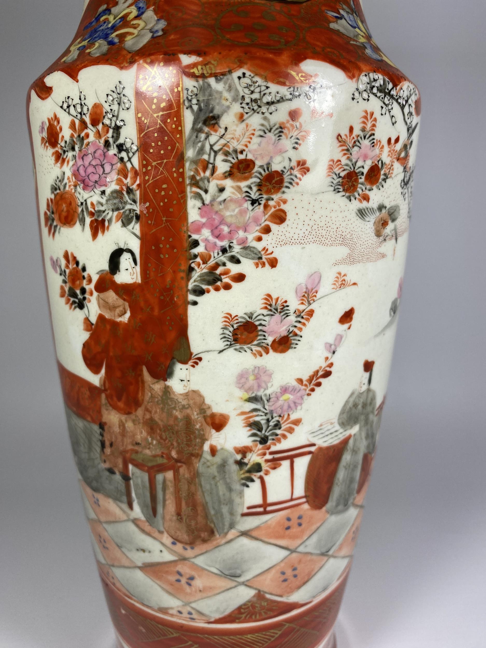 A LARGE JAPANESE KUTANI WARE VASE WITH TEMPLE FIGURAL TEMPLE DESIGN, CHARACTER MARKS TO BASE, HEIGHT - Image 2 of 5