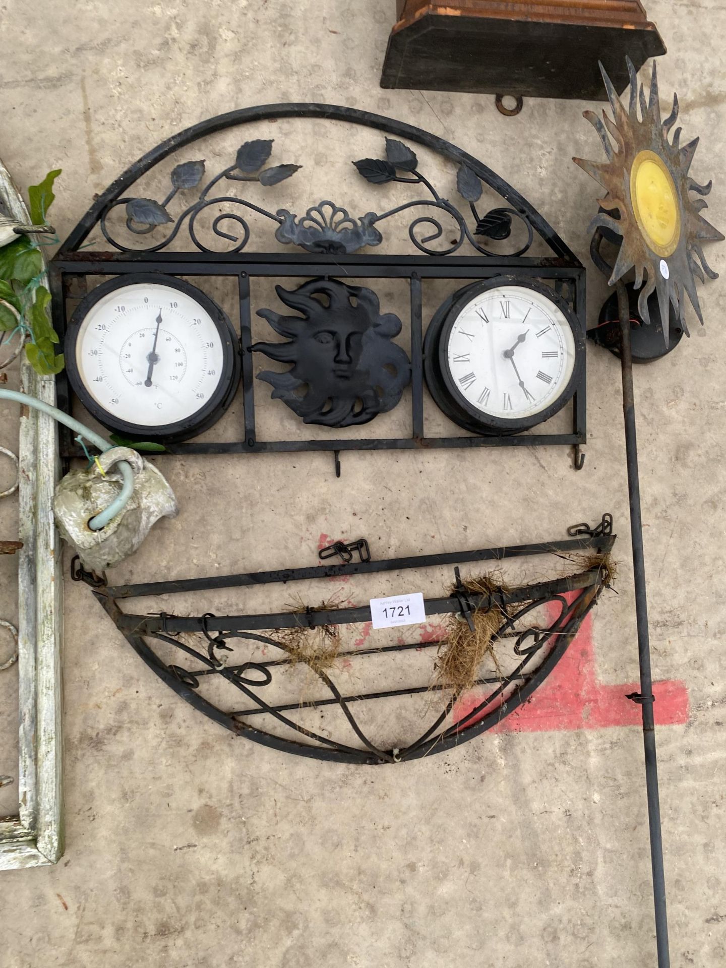AN ASSORTMENT OF GARDEN ITEMS TO INCLUDE A SMALL HAYRACK, A WALL MOUNTED CLOCK AND THERMOMETER ETC - Image 2 of 3