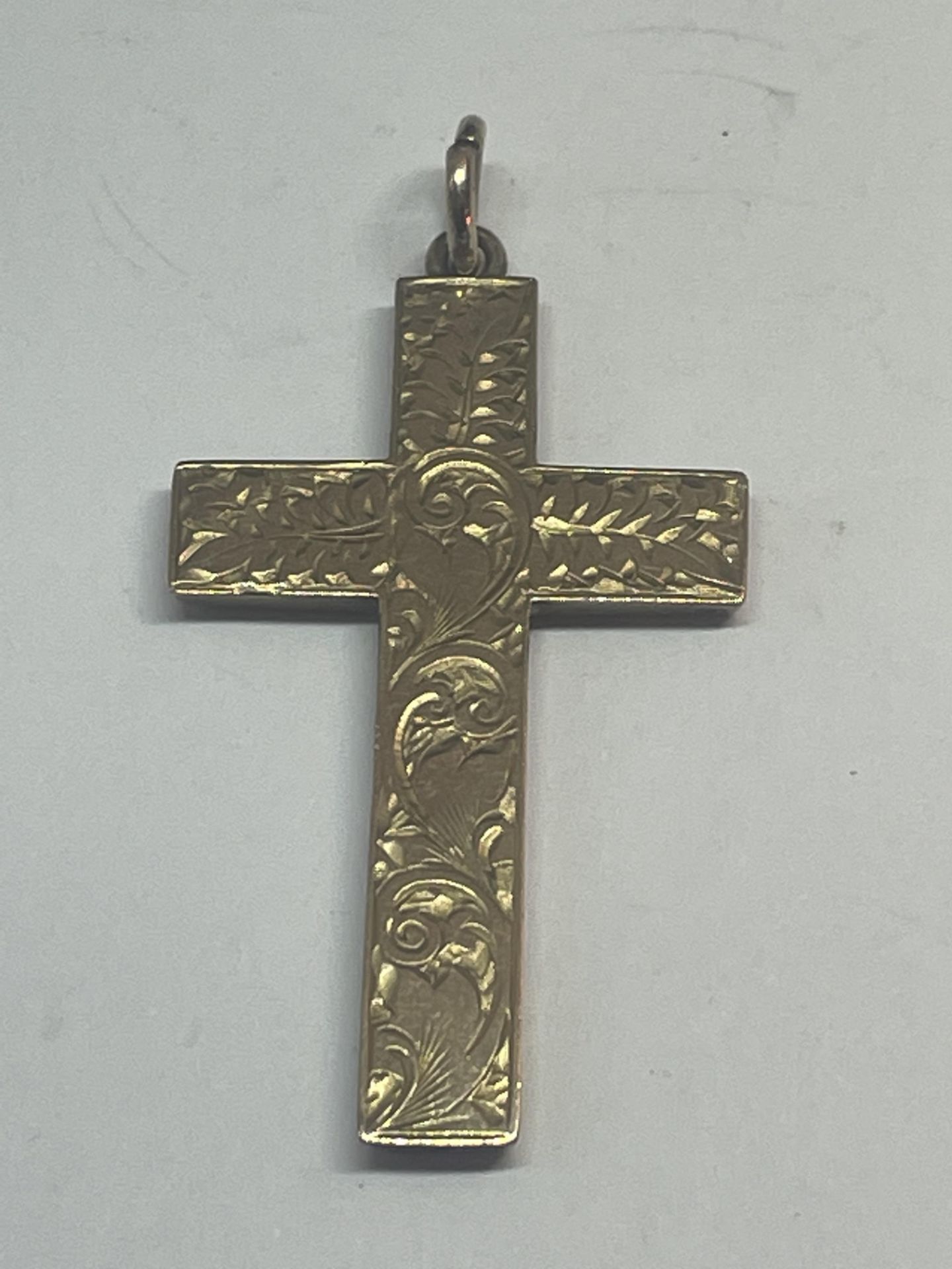 A LARGE 9 CARAT GOLD CROSS GROSS WEIGHT2.5 GRAMS