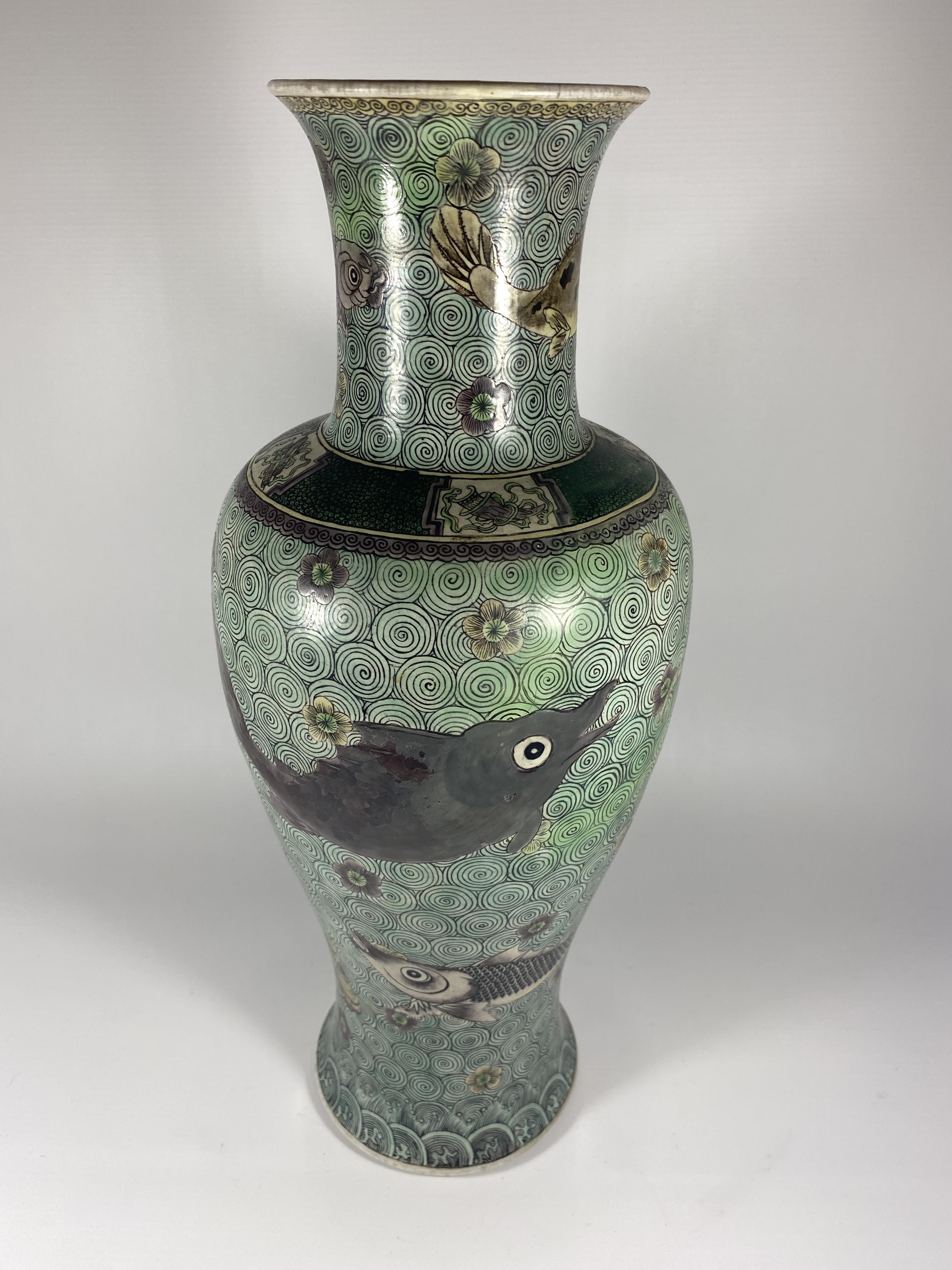 A LARGE MID 19TH CENTURY CHINESE BALUSTER FORM VASE WITH ENAMEL FISH ON A GEOMETRIC CIRCLES - Image 5 of 9
