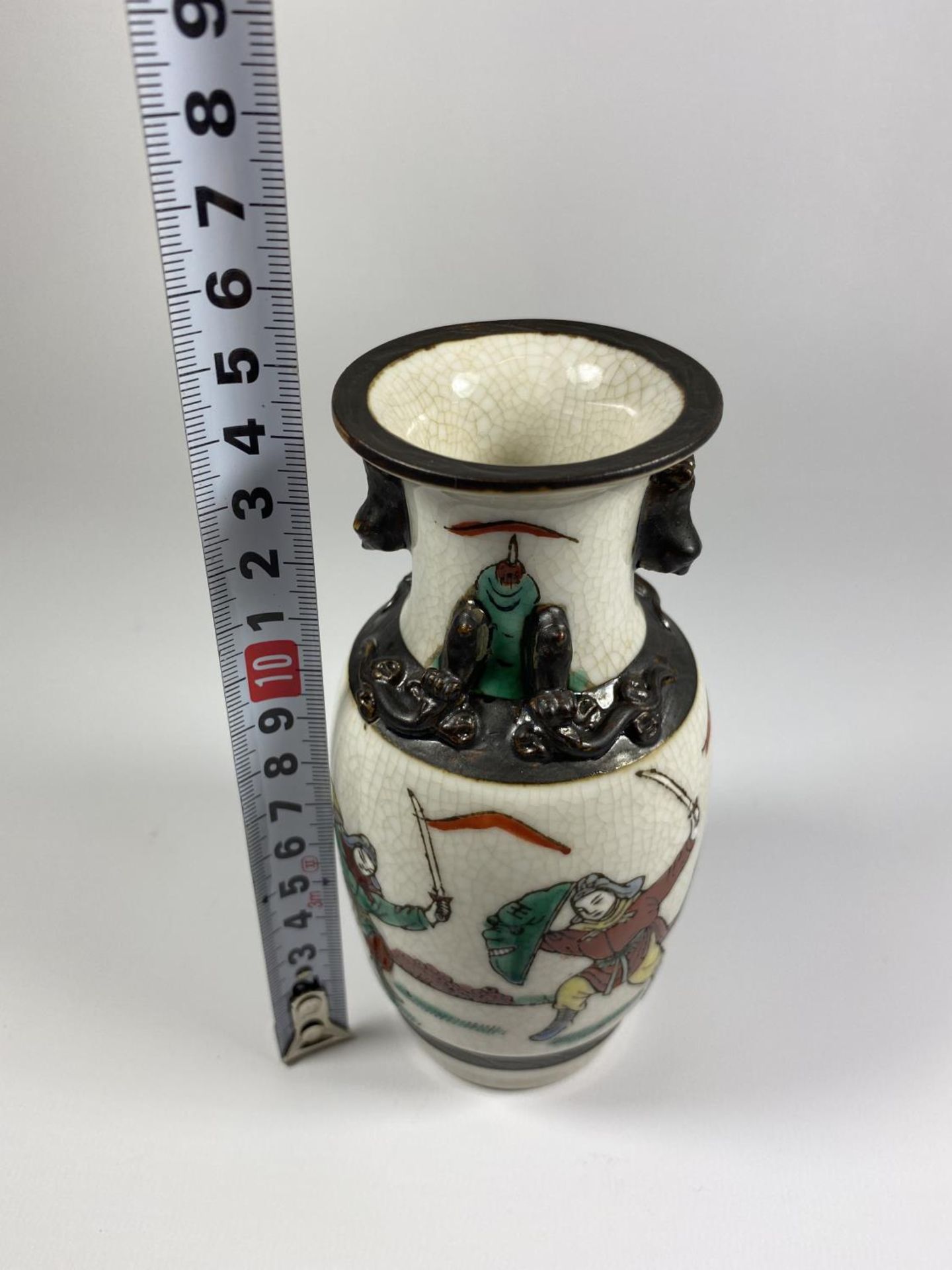 A CHINESE CRACKLE GLAZE VASE WITH WARRIOR DESIGN, SEAL MARK TO BASE, HEIGHT 15CM - Image 5 of 5