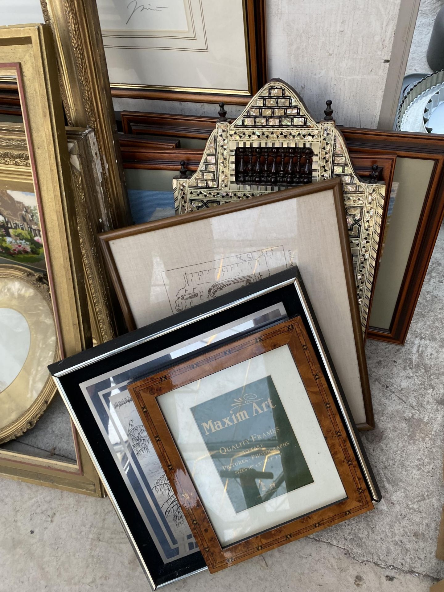 AN ASSORTMENT OF FRAMED PRINTS, PICTURES AND MIRRORS ETC - Image 4 of 6