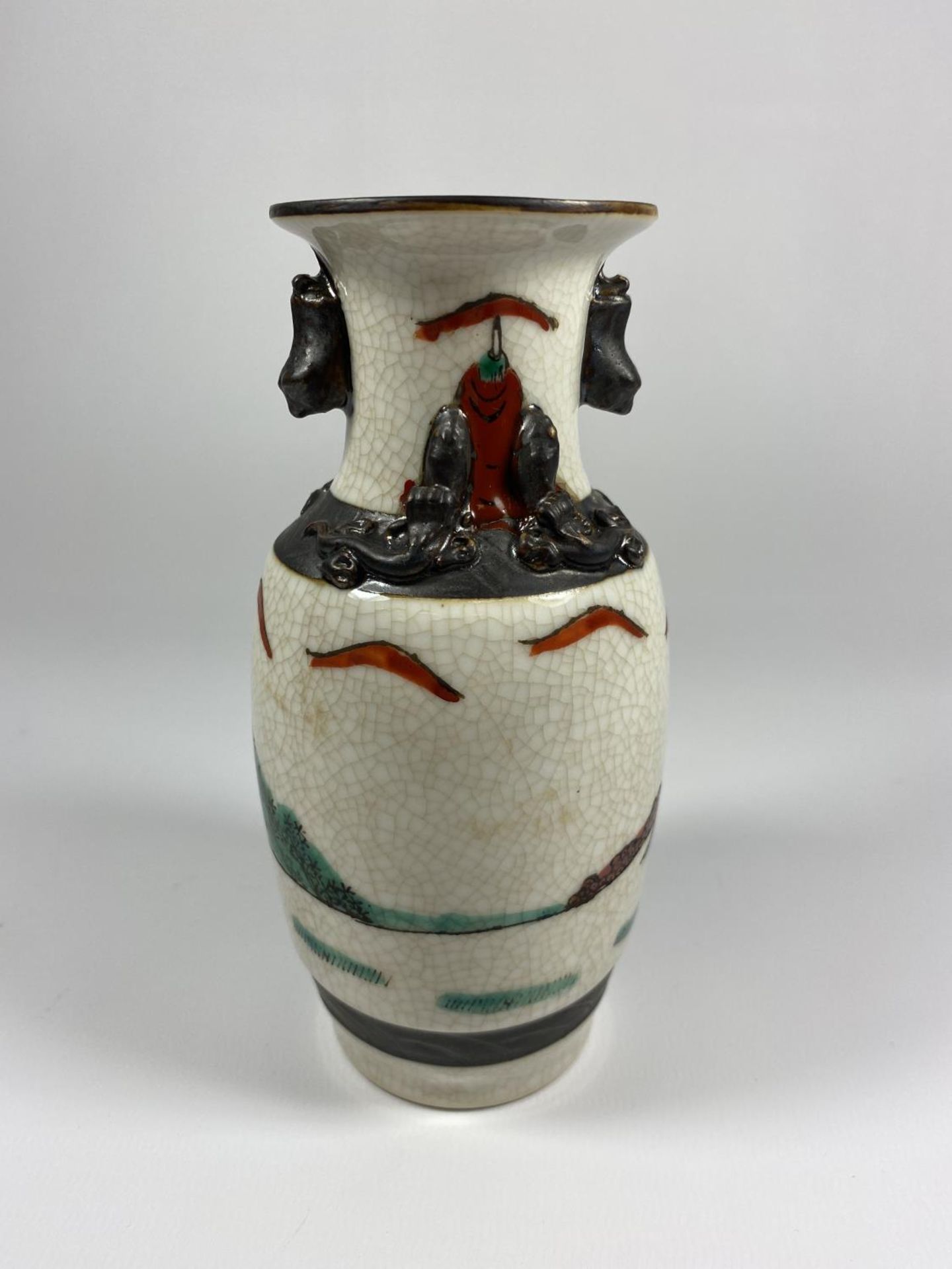 A CHINESE CRACKLE GLAZE VASE WITH WARRIOR DESIGN, SEAL MARK TO BASE, HEIGHT 15CM - Image 3 of 5