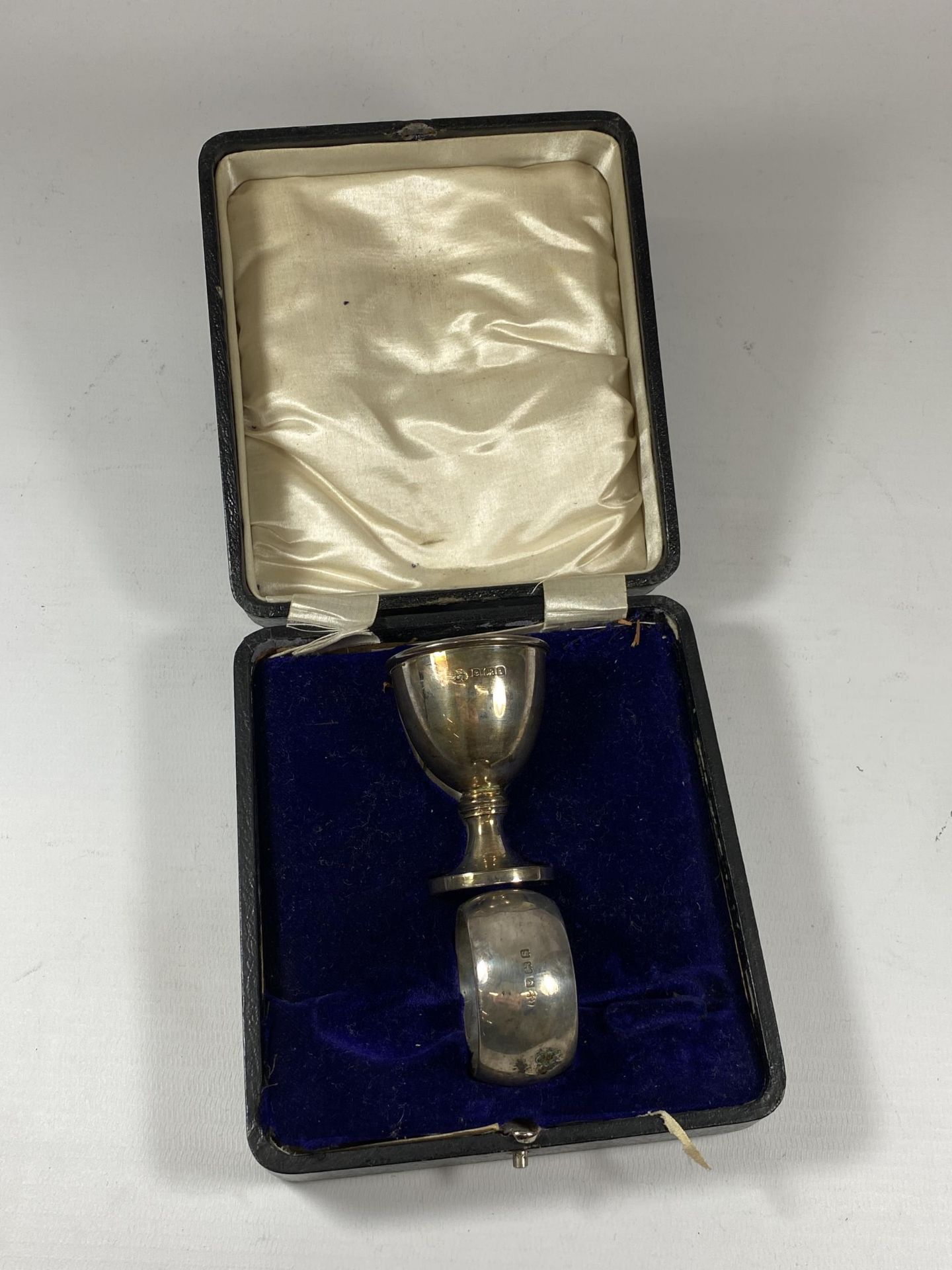 A CASED HALLMARKED SILVER CHRISTENING SET COMPRISING CUP & NAPKIN RING