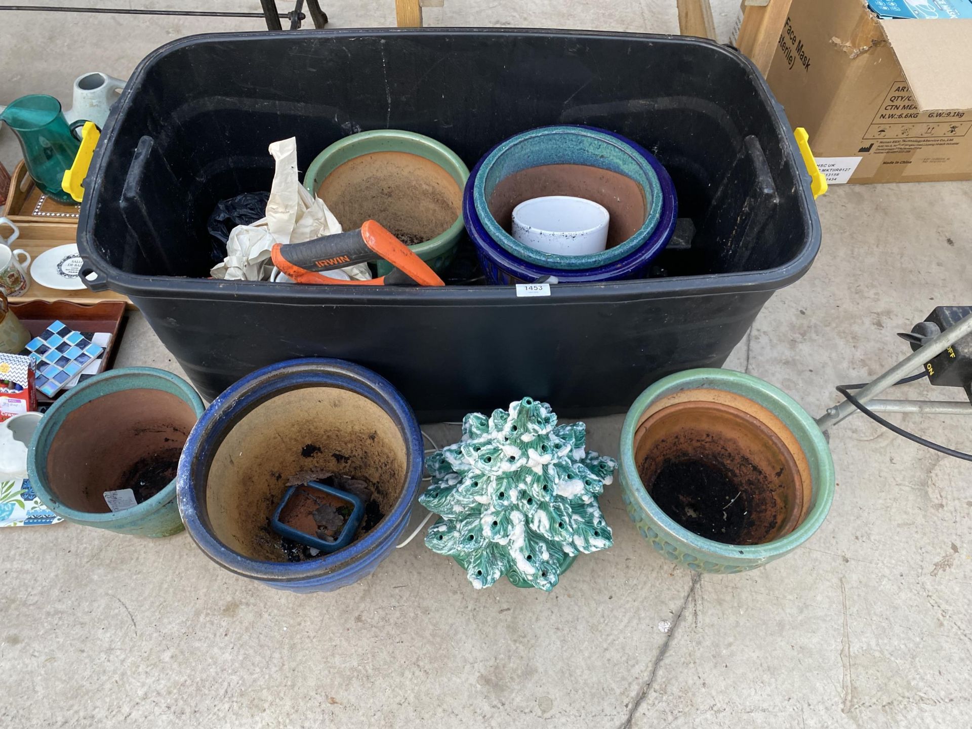 AN ASSORTMENT OF CERAMIC GARDEN POTS AND PLANTERS