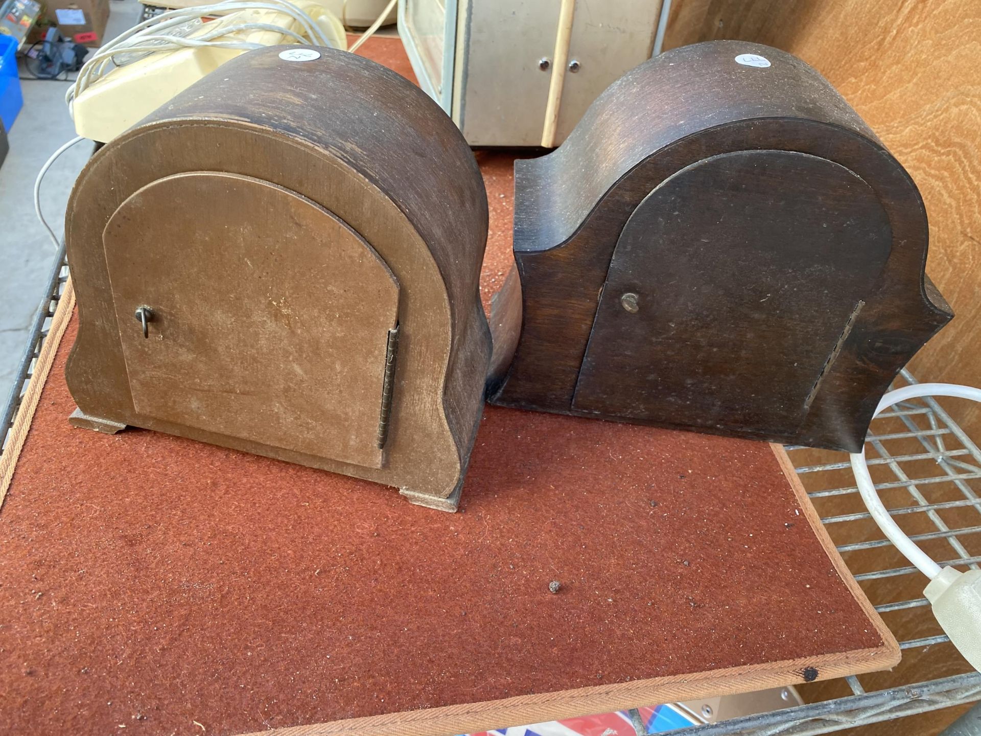 TWO OAK CASED MANTEL CLOCKS TO INCLUDE A 'SMITHS' - Bild 3 aus 6