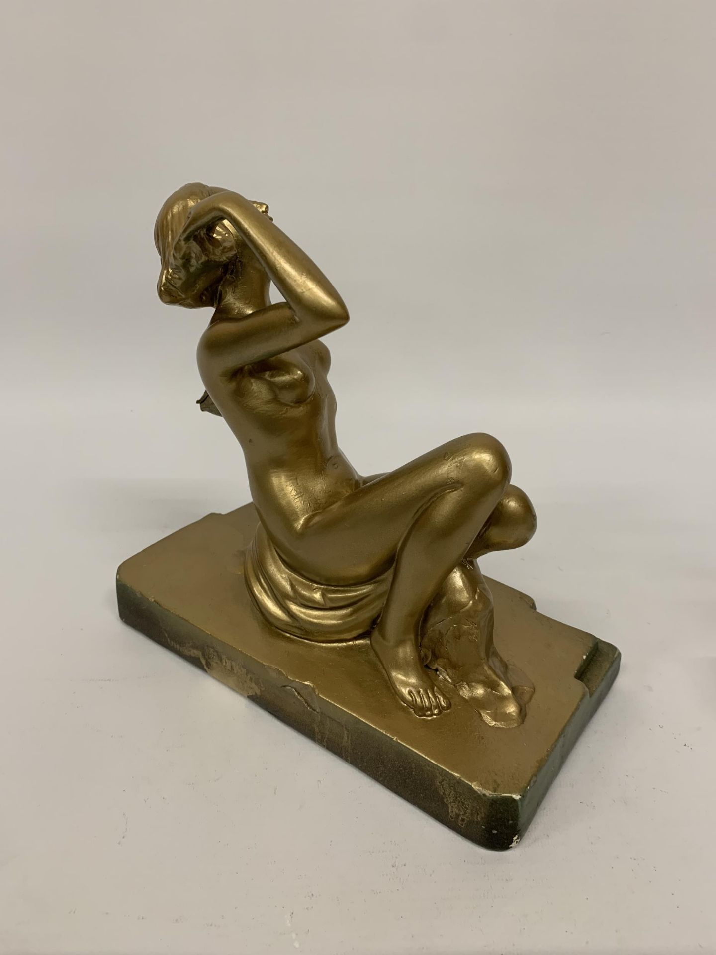 A METAL ART DECO STYLE GOLD COLOURED FIGURE 'RING LADY' HEIGHT 23CM, LENGTH 24CM - Image 3 of 6