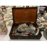 A VINTAGE ORIENTAL STYLE BOX CONTAINING A QUANTITY OF WHITE METAL COSTUME JEWELLERY