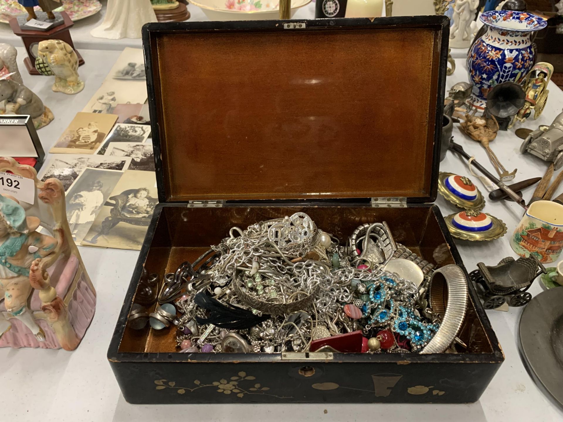 A VINTAGE ORIENTAL STYLE BOX CONTAINING A QUANTITY OF WHITE METAL COSTUME JEWELLERY