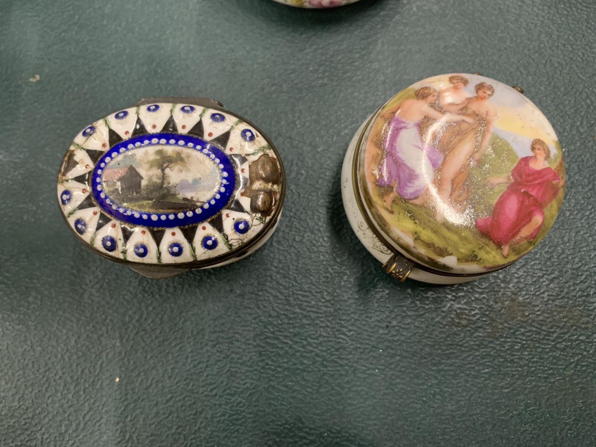 A QUANTITY OF VINTAGE TRINKET BOXES TO INCLUDE A BILSTON ENAMEL EXAMPLE, AN OYSTER SHELL, ETC - Image 3 of 5