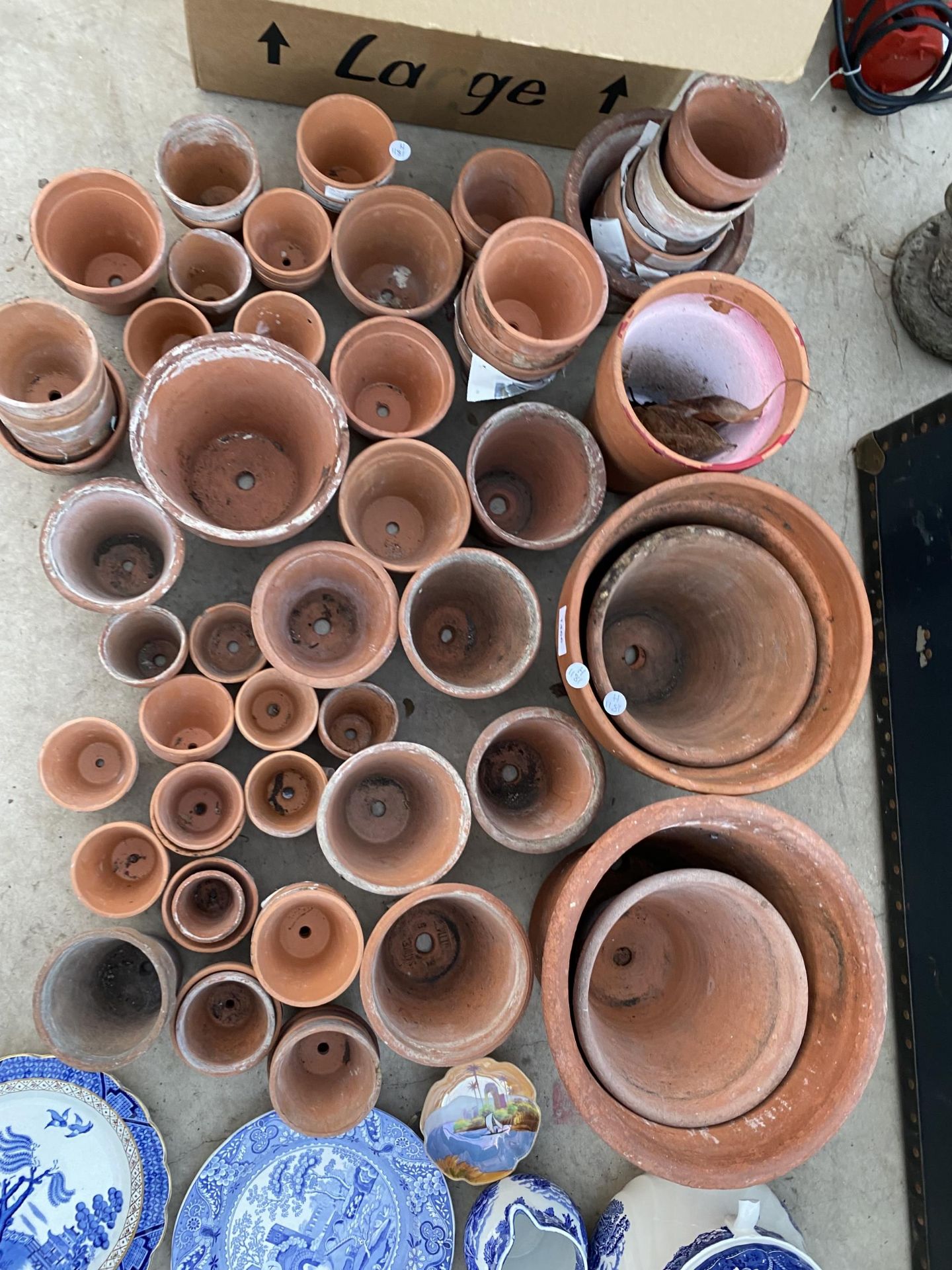 A LARGE ASSORTMENT OF TERRACOTTA PLANT POTS OF VARIOUS SIZES - Image 5 of 5