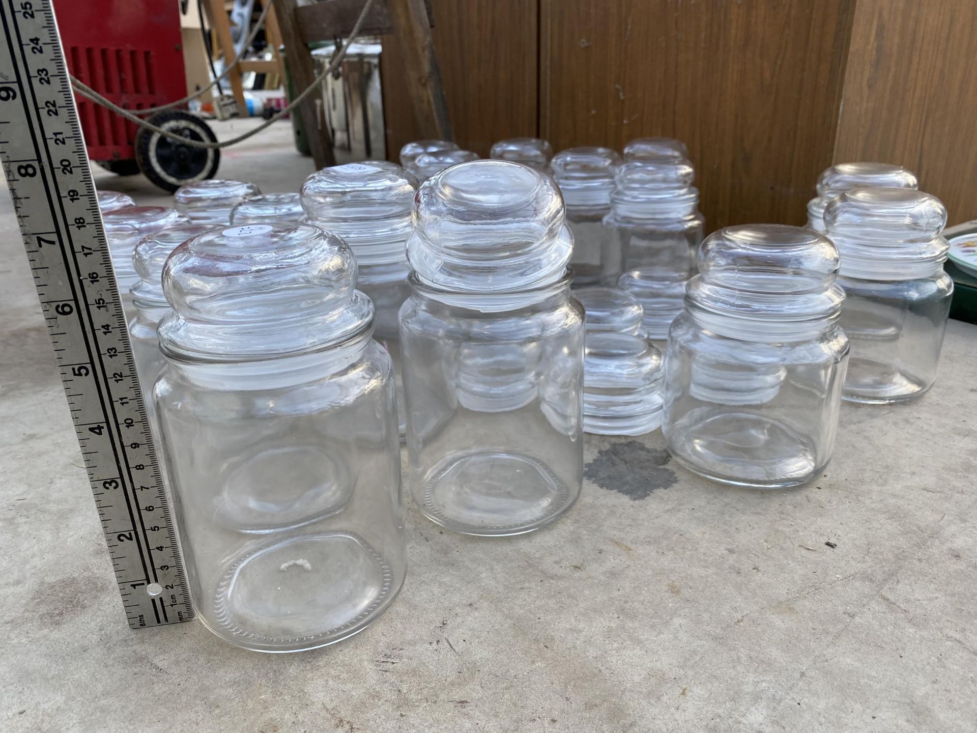 A LARGE ASSORTMENT OF GLASS STORAGE JARS WITH LIDS - Bild 2 aus 2